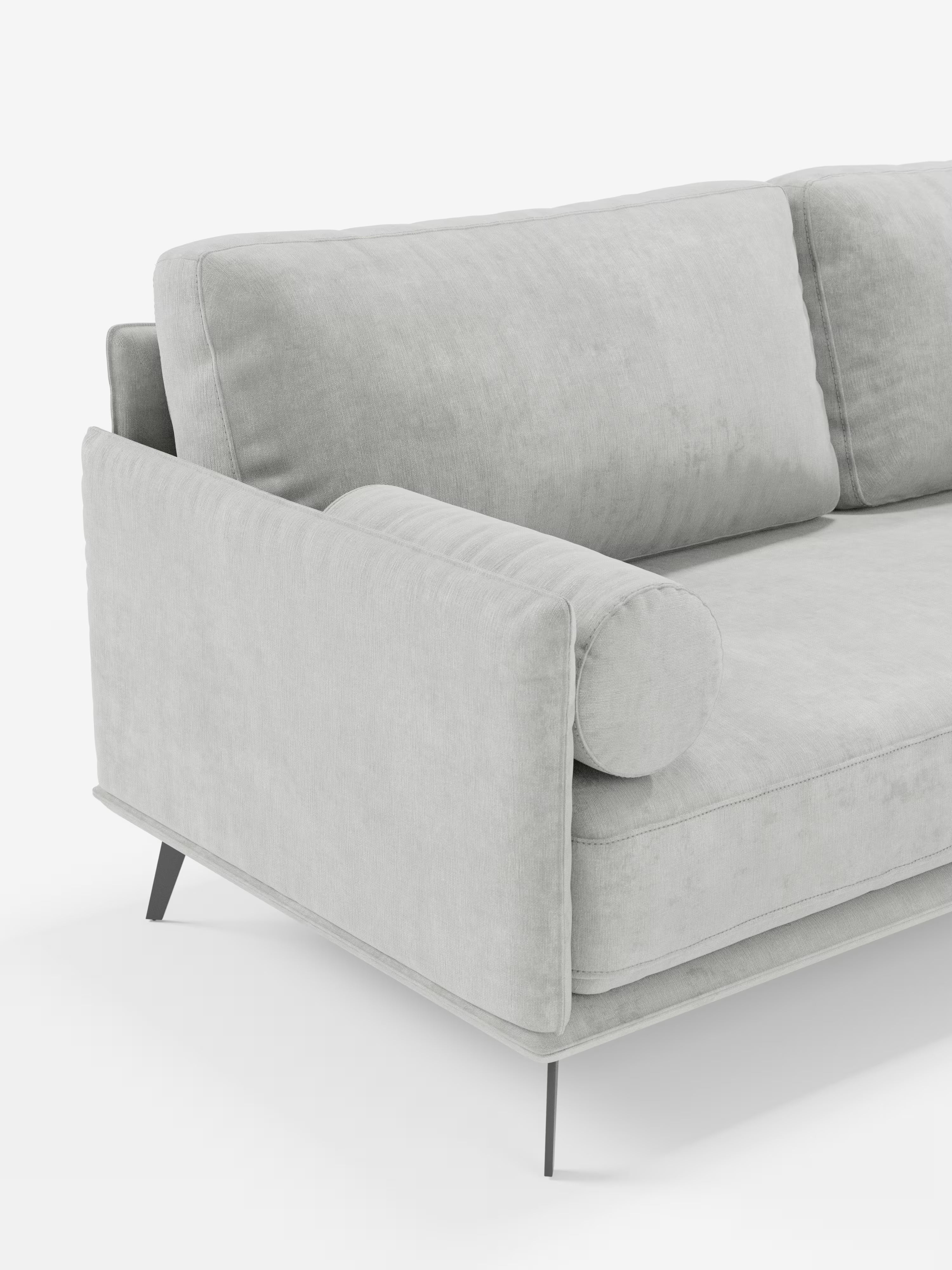 Vi presentiamo il divano moderno angolare con penisola Basalto di Divani.Store: un divano contemporaneo grigio chiaro realizzato in Italia, caratterizzato da un rivestimento in morbido tessuto T31 resistente alle macchie, braccioli squadrati, cuscini cilindrici, cuscini dello schienale alti imbottiti in piuma e un'elegante base in metallo. Questo divano moderno in stile minimalista è presentato su uno sfondo bianco a tinta unita, emanando un’eleganza italiana senza tempo.