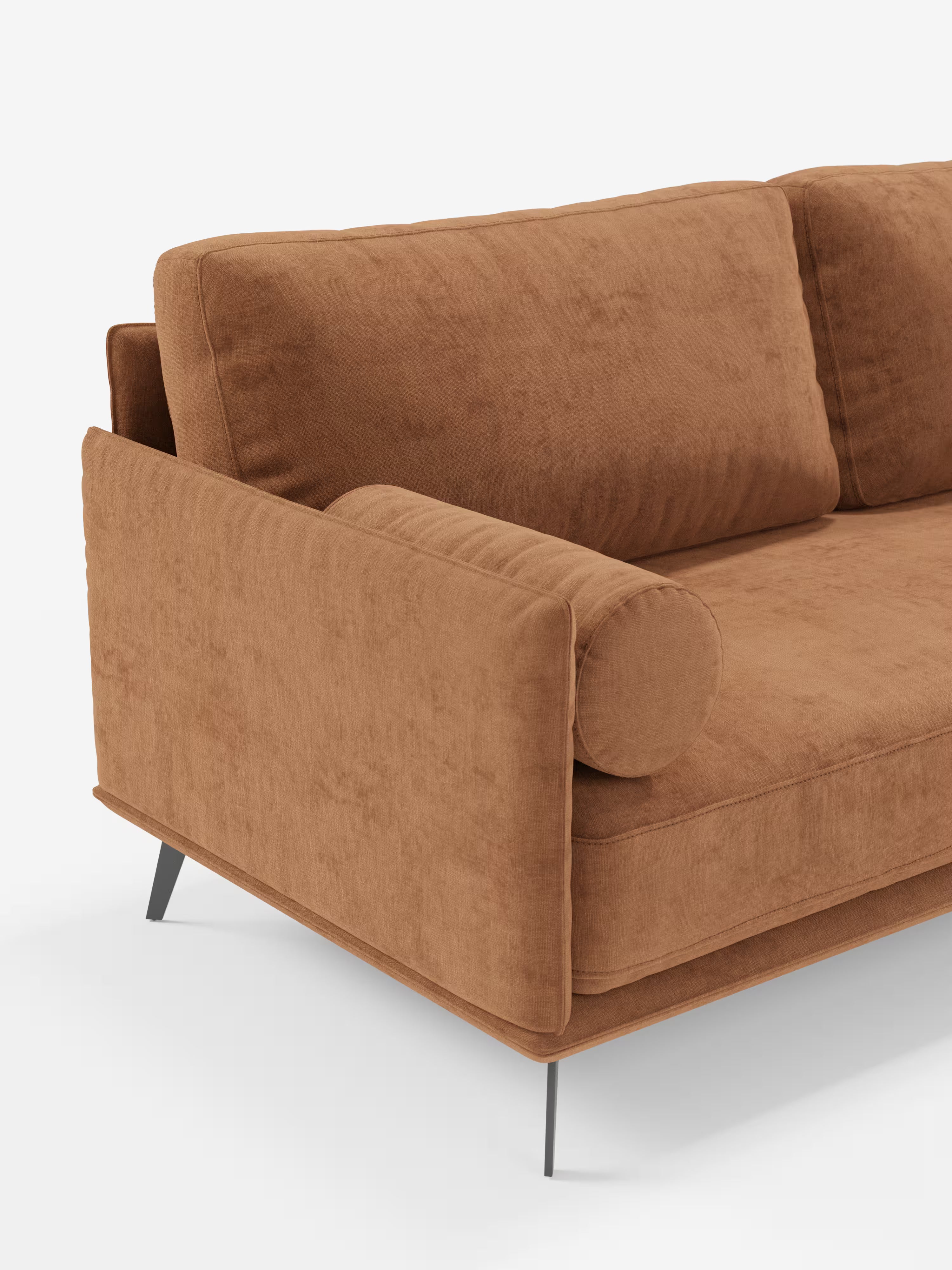 Scoprite il comfort raffinato e lo stile contemporaneo del divano moderno angolare con penisola Basalto di Divani.Negozio: realizzato in morbido tessuto T31 antimacchia in una calda tonalità di marrone, con soffici cuscini in piuma, eleganti braccioli squadrati, un cuscino cilindrico coordinato e una moderna base in metallo — il tutto Made in Italy ed elegantemente messo in risalto su uno sfondo bianco a tinta unita.