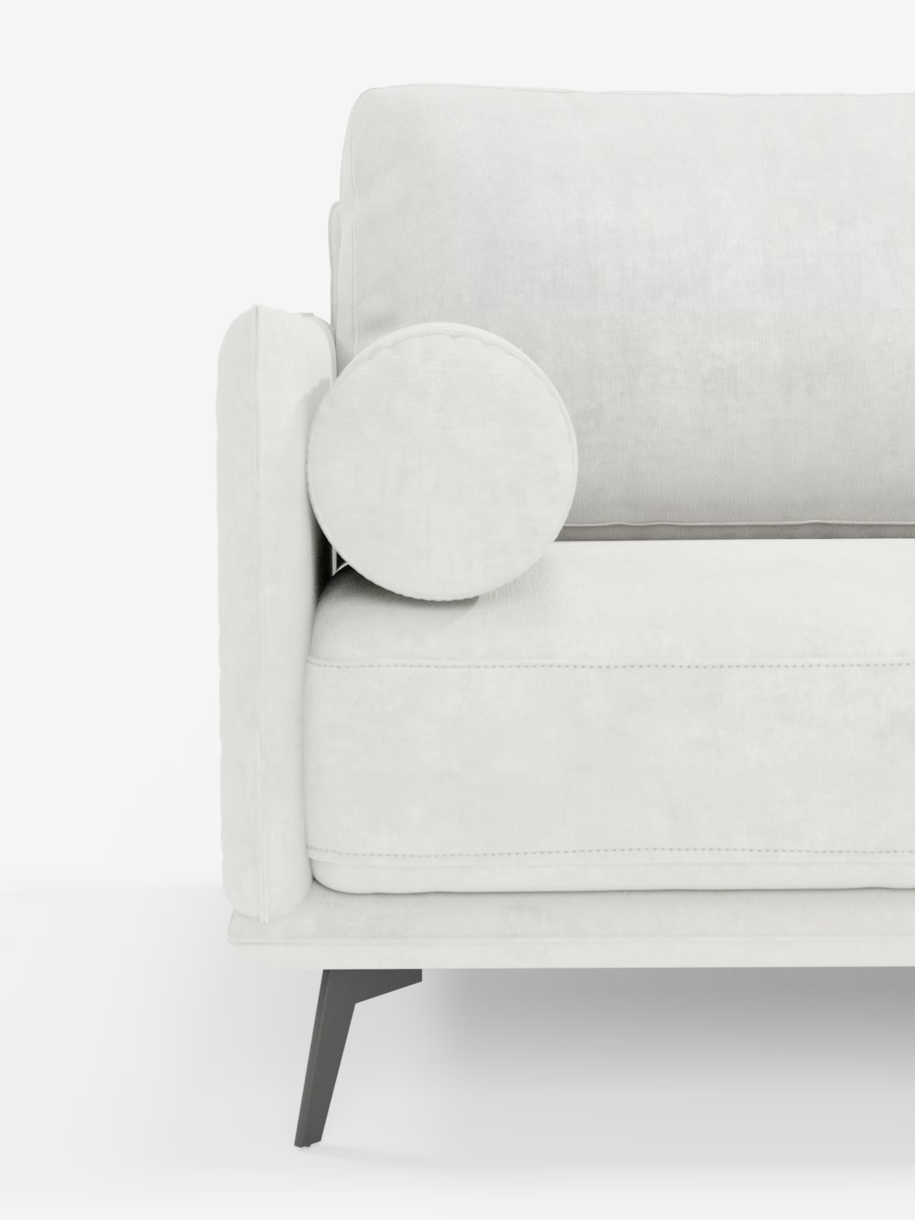 Un primo piano del divano lineare Basalto a 2 o 3 posti con seduta unica e base in metallo di Divani.Store, rivestito in tessuto smacchiabile T31, ne mette in risalto il design contemporaneo, caratterizzato da un cuscino cilindrico sul bracciolo e da gambe angolate in metallo nero, il tutto su uno sfondo bianco a tinta unita. Il tessuto antimacchia garantisce durata e facilità di manutenzione, rendendo questo elegante divano al tempo stesso raffinato e pratico.