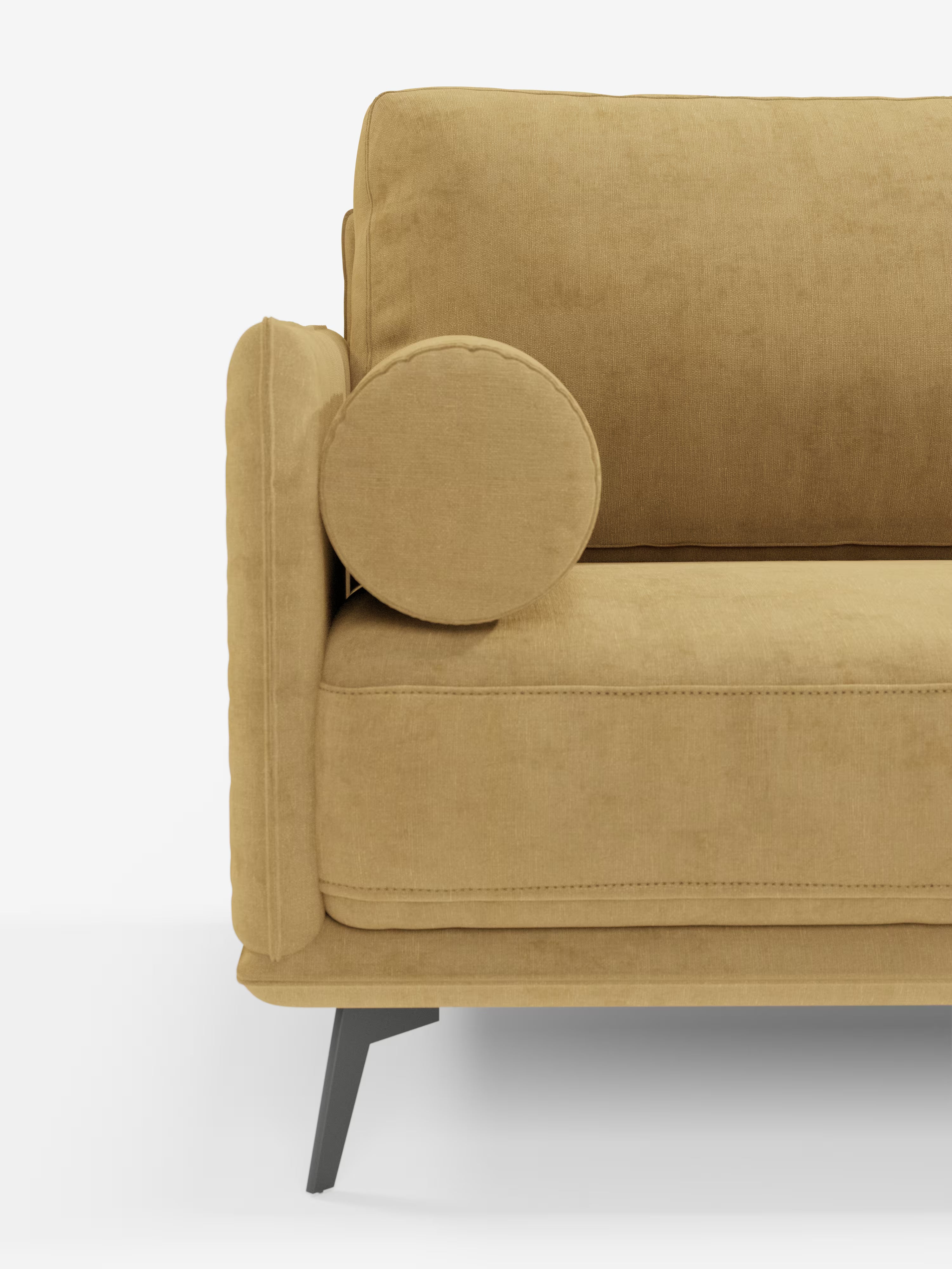 Un primo piano del lato sinistro di un divano lineare Basalto color giallo senape di Divani.Store, che mostra un cuscino rotondo appoggiato al bracciolo. Questo divano a 2 o 3 posti presenta una silhouette squadrata, cuciture a vista, una base metallica angolare nera ed è rivestito in tessuto smacchiabile T31. Lo sfondo è bianco a tinta unita.