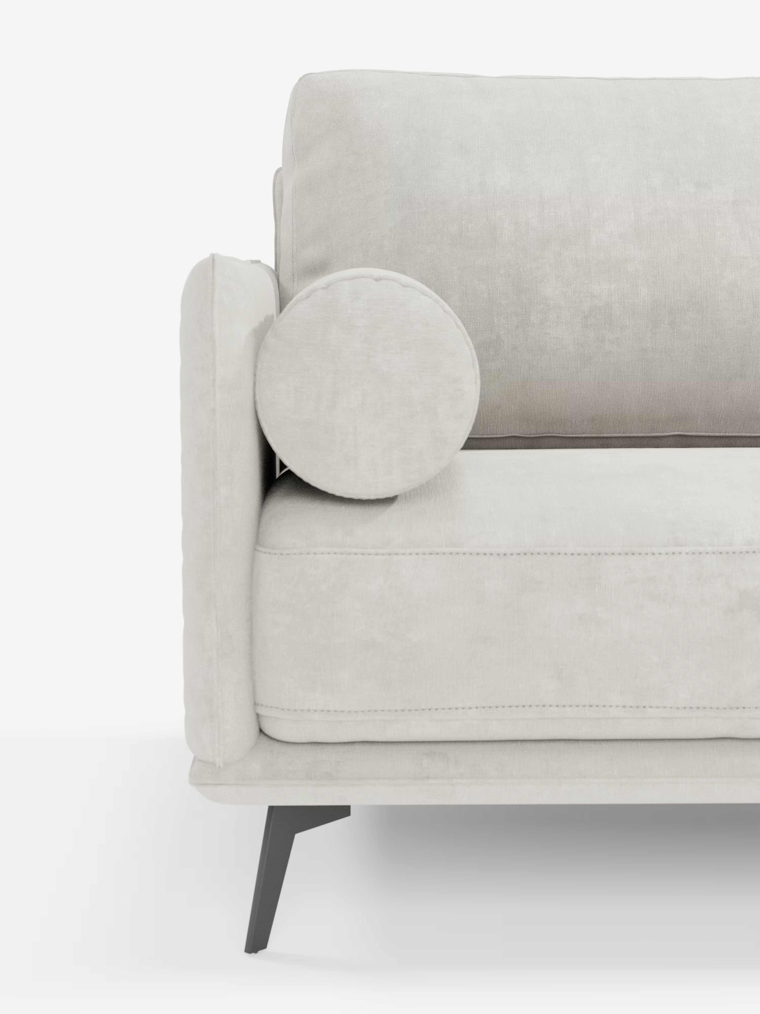 Un primo piano del divano lineare a 2 posti “Basalto” di Divani.Store, realizzato in tessuto smacchiabile T31 beige chiaro su sfondo bianco, mette in risalto il bracciolo sinistro, la seduta con un unico cuscino dal design esclusivo, il cuscino dello schienale e un cuscino cilindrico rotondo. Questo divano moderno è dotato di rivestimento completamente sfoderabile e di un'elegante base angolare in metallo nero.