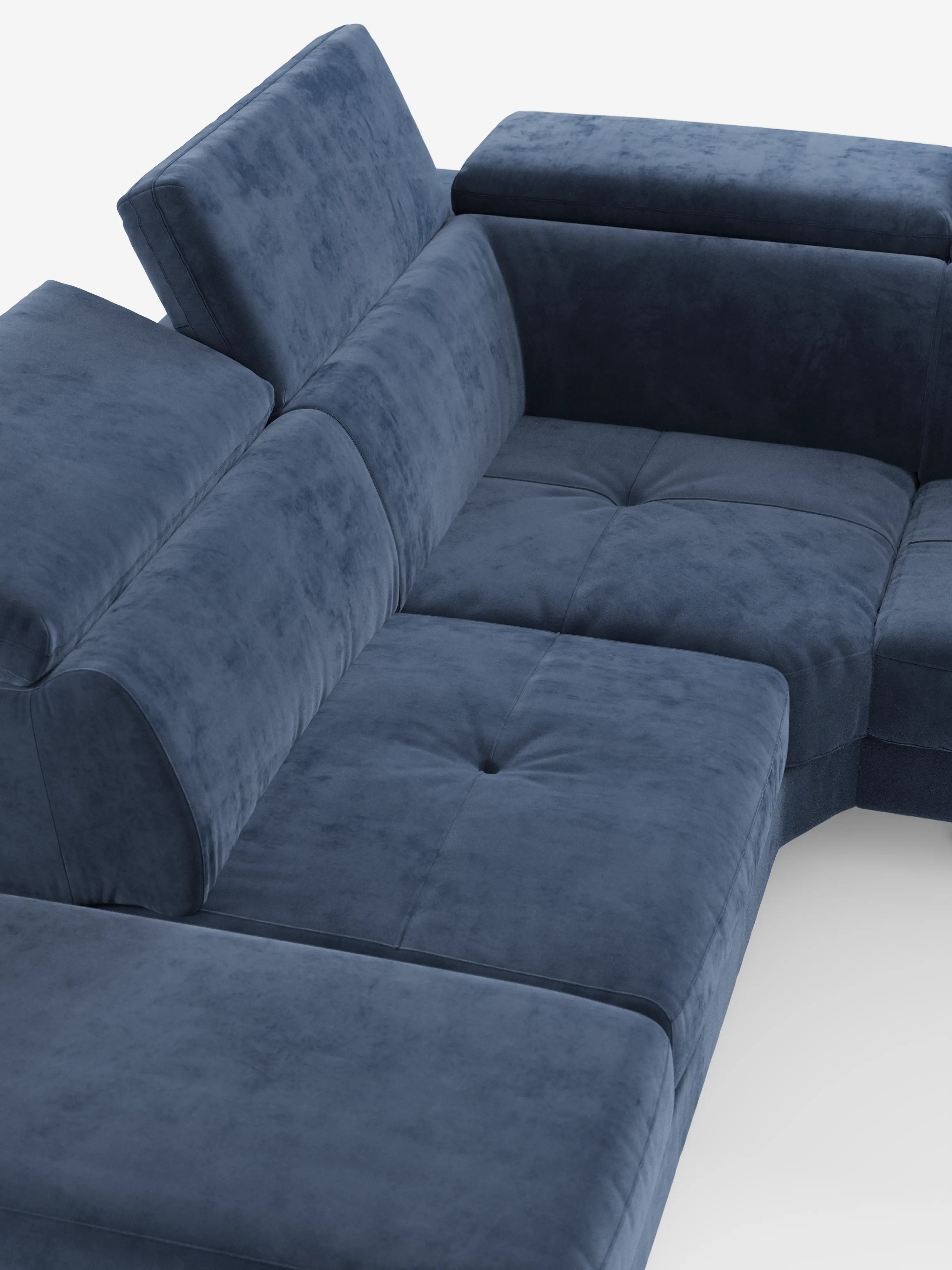 Scopri il comfort contemporaneo con il divano letto angolare Capri di Divani.Store. Rivestito in morbido tessuto vellutino T30 blu scuro e resistente alle macchie, questo moderno divano componibile a L presenta cuscini di seduta trapuntati e poggiatesta regolabili per un relax personalizzabile. Progettato all’insegna dello stile e della versatilità, è dotato di un materasso ad alte prestazioni, che lo rende ideale per chi apprezza il comfort e il design moderno.