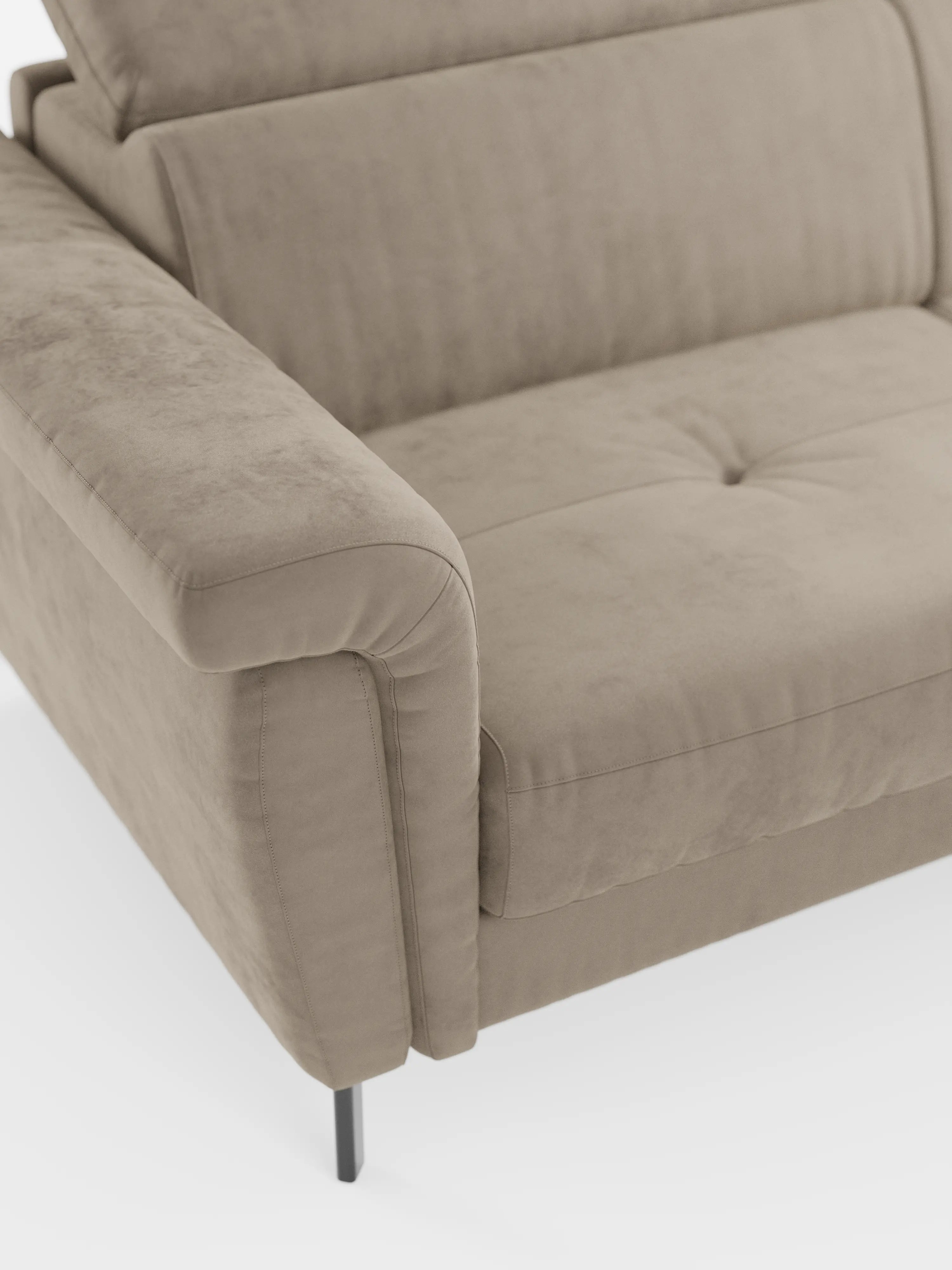 Primo piano del divano letto di design Capri di Divani.Store, caratterizzato da alte gambe in metallo nero, un ampio bracciolo e un morbido rivestimento in tessuto smacchiabile T30 effetto velluto color beige. L'immagine mette in risalto la raffinata manifattura italiana, con il lato sinistro e parte dello schienale — completo di poggiatesta regolabili — raffigurati su uno sfondo bianco a tinta unita.