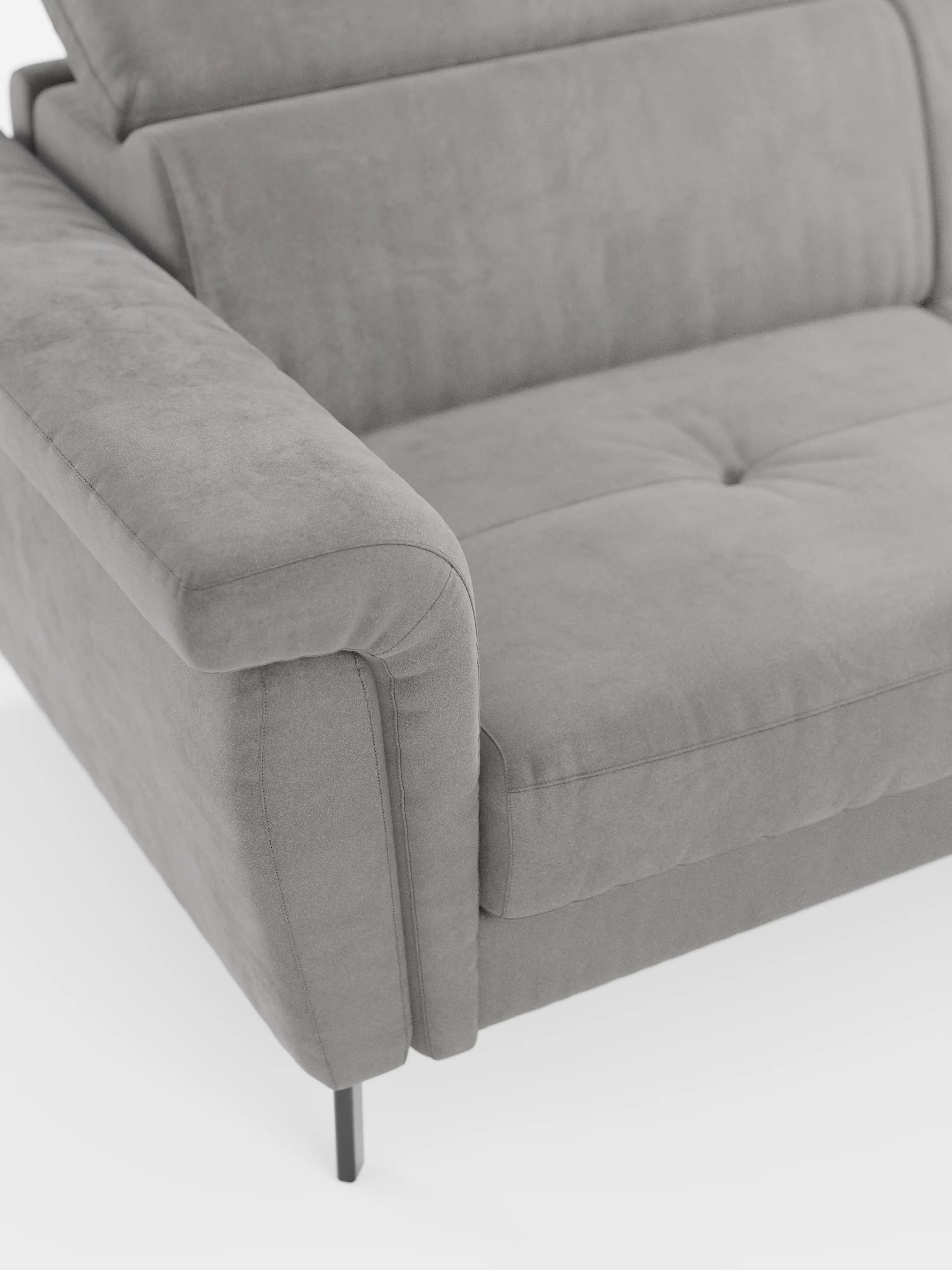 Un primo piano del divano letto di design Capri con piedini alti di Divani.Store mette in risalto il suo elegante rivestimento in tessuto effetto velluto smacchiabile T30 in un moderno grigio, con seduta leggermente trapuntata, morbidi braccioli e slanciate gambe in metallo nero. Vista dall’alto su uno sfondo bianco, l’immagine mette in risalto il bracciolo sinistro e la zona di seduta, oltre alla raffinata manifattura italiana e ai poggiatesta reclinabili regolabili.