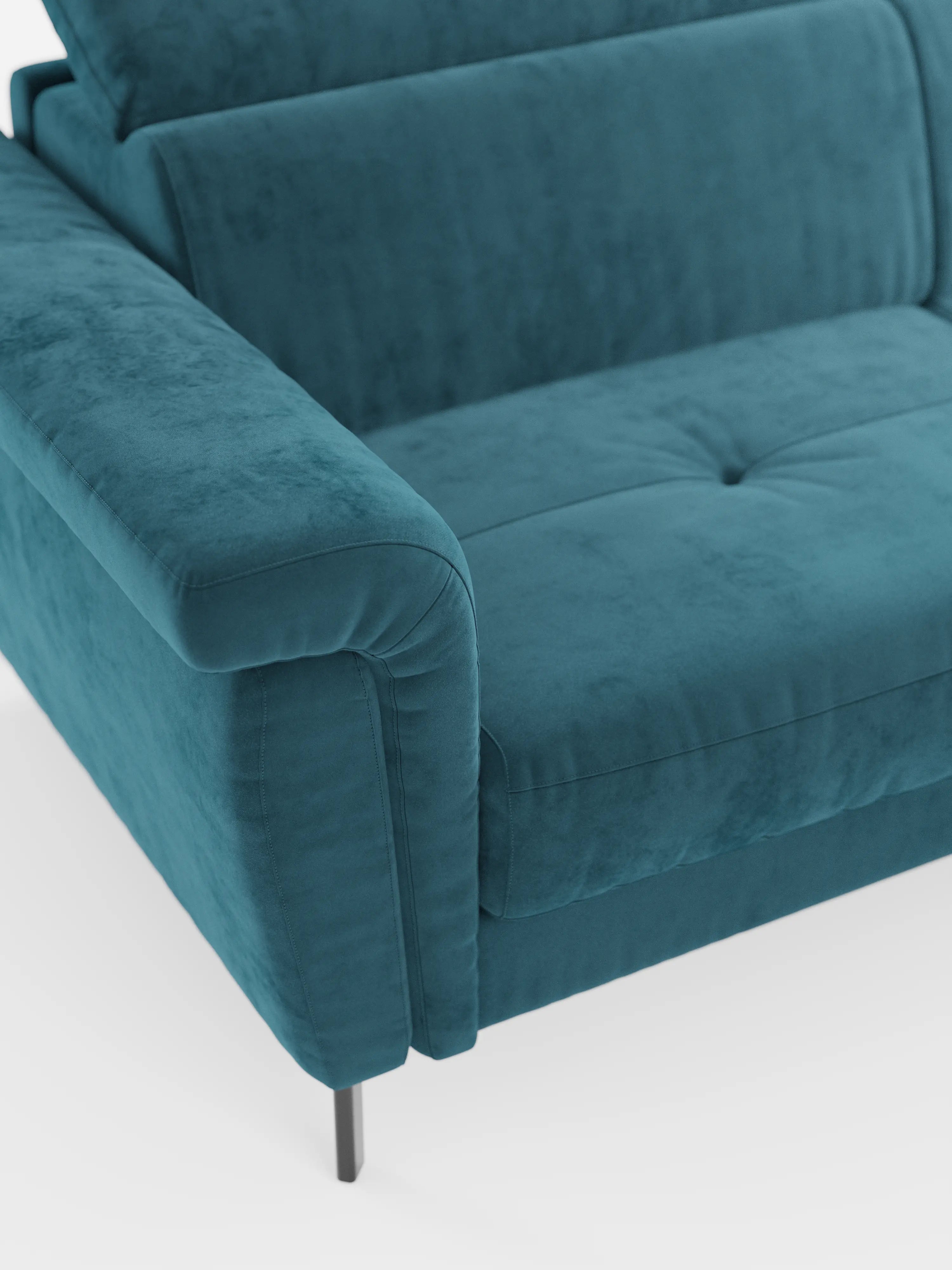 Primo piano del divano letto di design Capri con piedini alti di Divani.Store, rivestito in tessuto smacchiabile T30 color verde acqua effetto velluto. L’immagine mette in risalto i braccioli imbottiti, la seduta morbida, i raffinati dettagli trapuntati e le sottili gambe in metallo nero. Il divano è dotato di poggiatesta reclinabili ed è ripreso su uno sfondo bianco a tinta unita.
