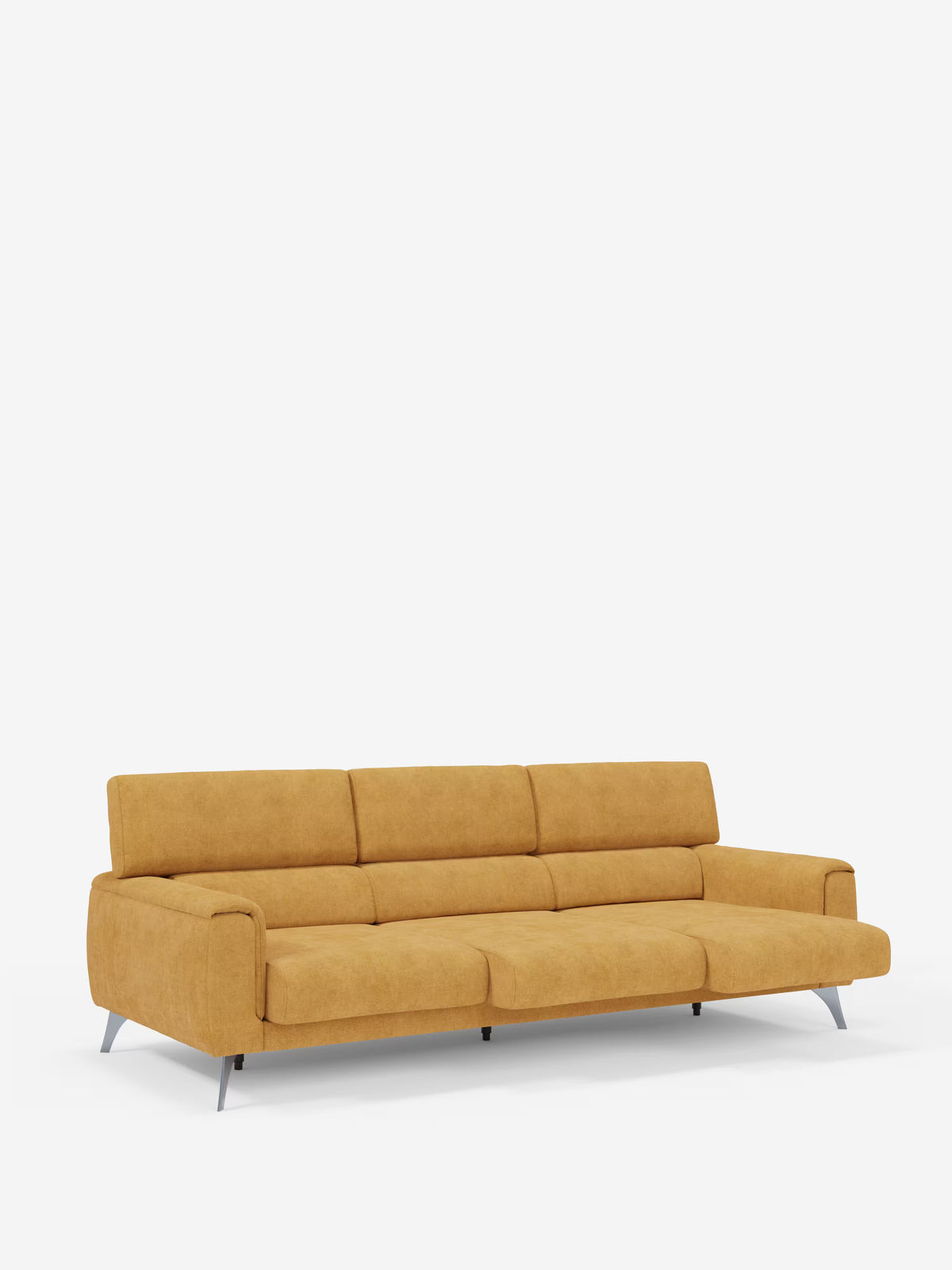 Un divano Caravaggio a quattro posti (divano a quattro posti con tre sedute scorrevoli) color giallo senape di Divani.Store, caratterizzato da un design moderno con ampi braccioli, morbidi cuscini, gambe angolari in metallo e poggiatesta regolabili in tessuto T31 antimacchia, è ripreso su uno sfondo bianco a tinta unita.