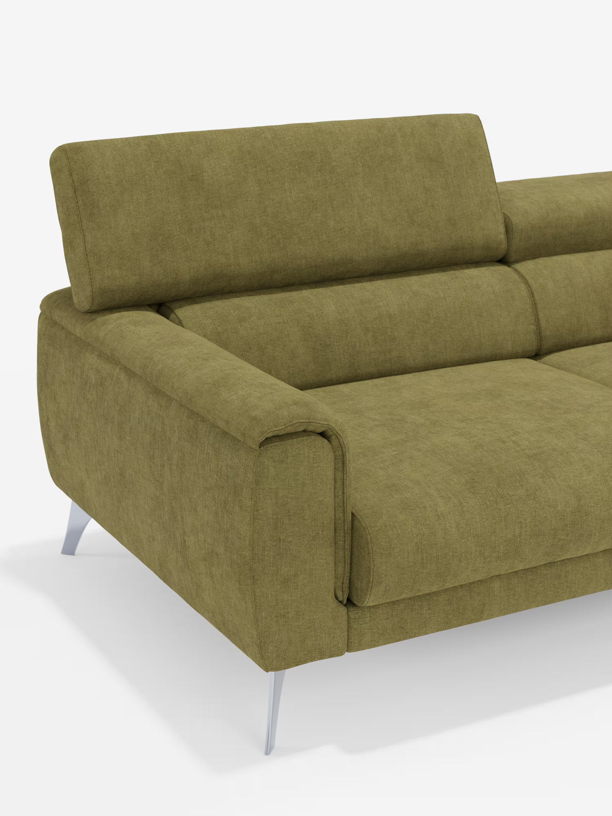 Vi presentiamo il divano Caravaggio a 2 e 3 posti con sedute allungabili e poggiatesta reclinabili, rivestito in elegante tessuto smacchiabile T31 di Divani.Store: un divano contemporaneo, rivestito in verde oliva, caratterizzato da ampi braccioli, poggiatesta regolabile ed eleganti gambe in metallo. Raffigurato su uno sfondo bianco a tinta unita, con il bracciolo sinistro e parte della seduta in vista, questo divano è perfetto per valorizzare qualsiasi soggiorno contemporaneo grazie al suo connubio di