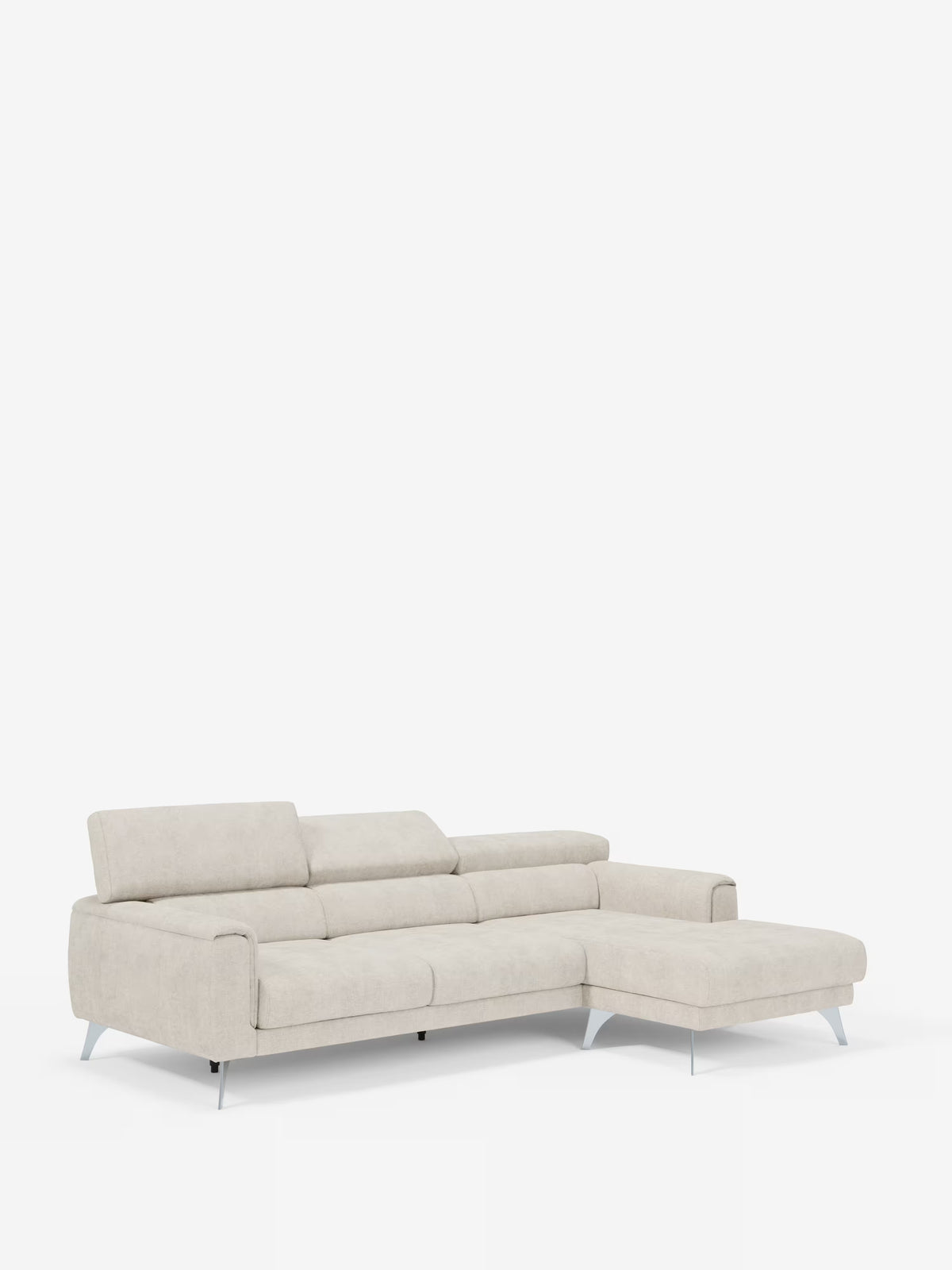 Un divano angolare contemporaneo Caravaggio con penisola e sedute scorrevoli in tessuto smacchiabile T31 di Divani.Store, caratterizzato da un design a forma di L in beige chiaro con schienali bassi, delicati dettagli trapuntati ed eleganti gambe angolate color argento. La chaise longue è posizionata sul lato destro, con il divano in primo piano su uno sfondo bianco a tinta unita.