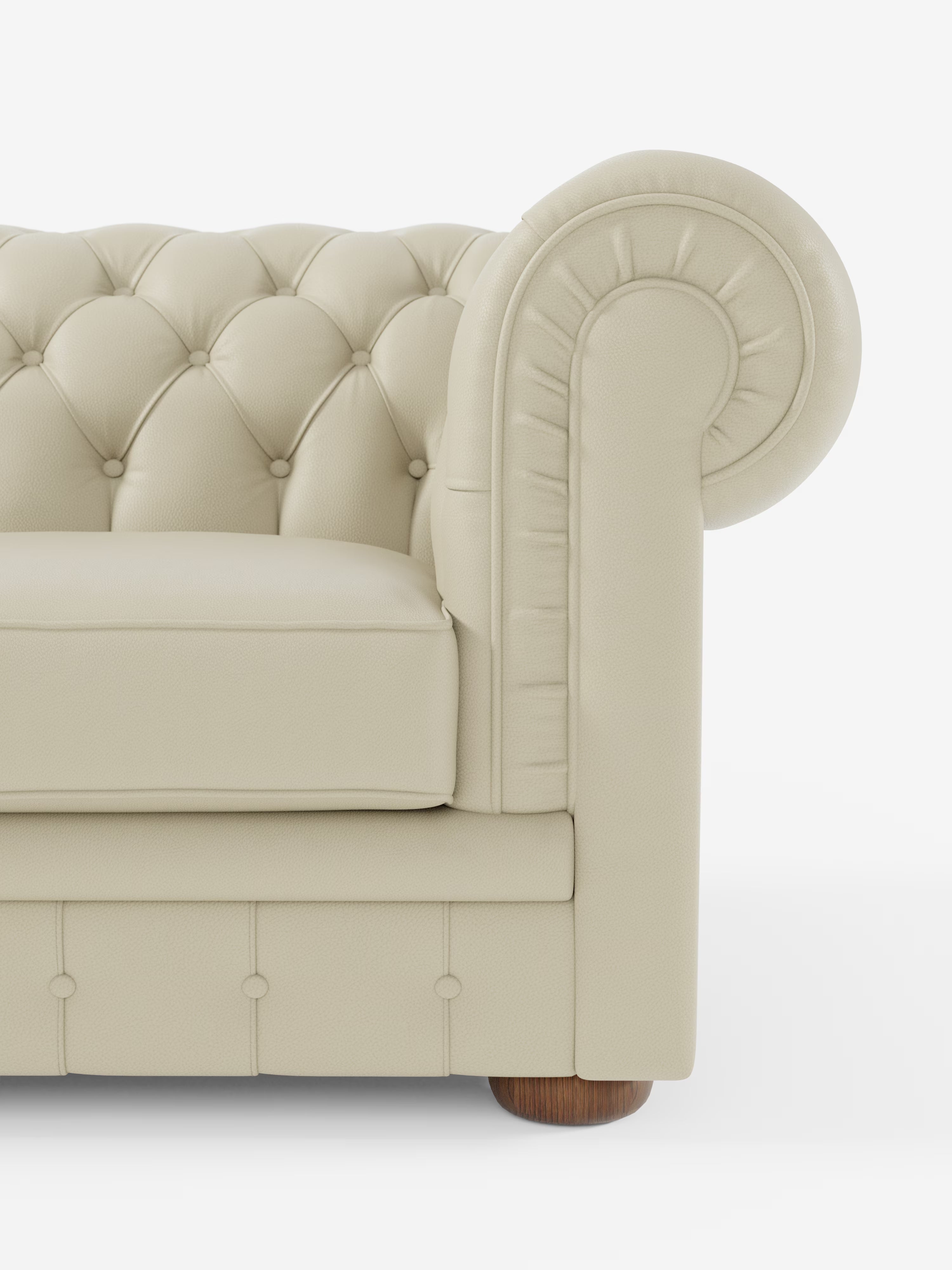 Primo piano del lato destro del divano Chester 4 Posti 3 sedute in Vera Pelle – Chesterfield Capitonné Artigianale di Divani.Store, in tonalità crema. L'immagine mette in risalto lo schienale capitonné, i braccioli arrotondati con dettagli plissettati e le gambe in legno, il tutto su uno sfondo bianco a tinta unita.