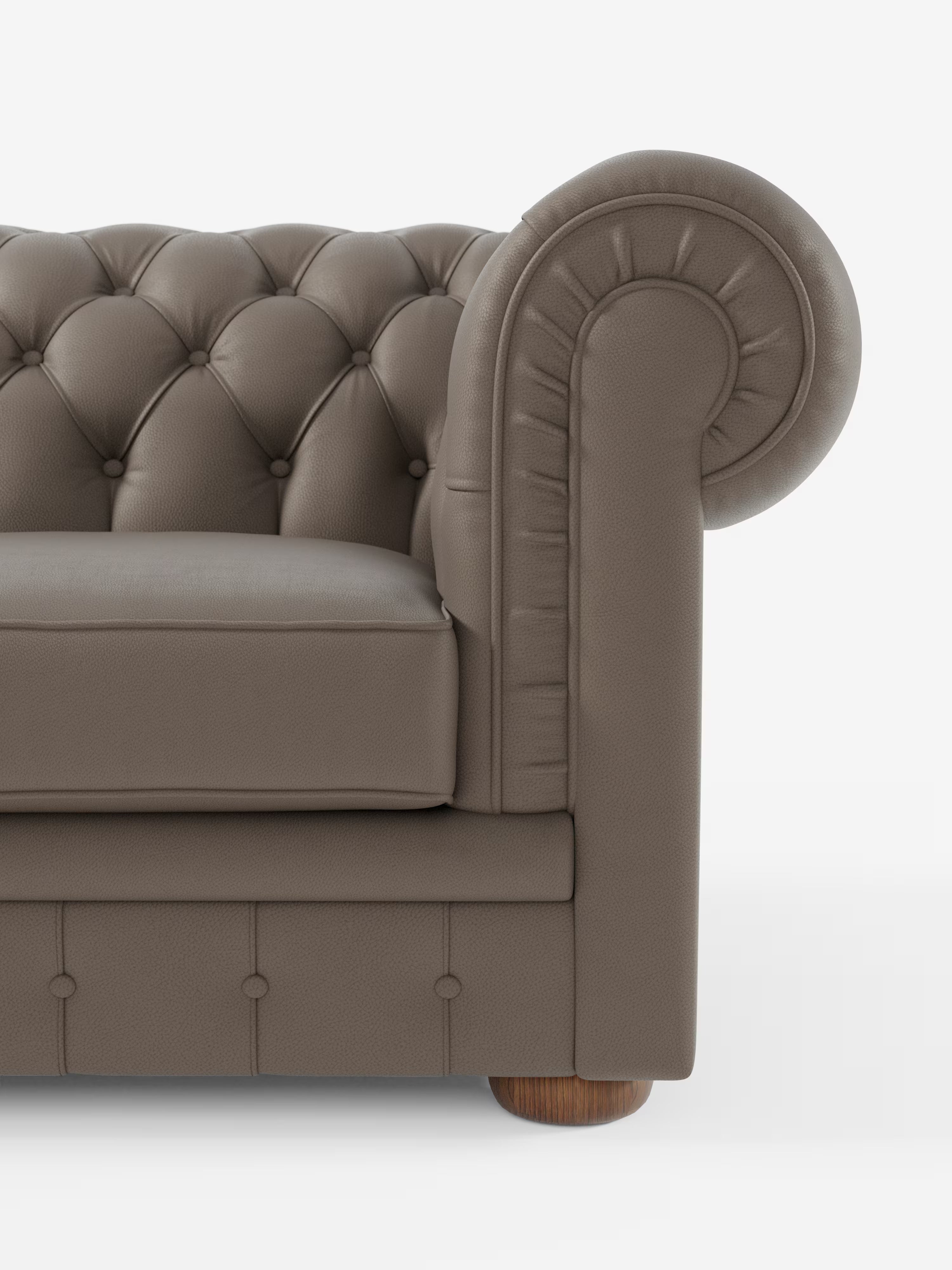 Primo piano del bracciolo destro del divano Chester 4 Posti 3 sedute in Vera Pelle – Chesterfield Capitonné Artigianale di Divani.Store, che mette in risalto il rivestimento in vera pelle marrone trapuntata con i classici bottoni decorativi, un morbido cuscino di seduta e una gamba arrotondata in legno su sfondo bianco. È visibile solo la parte in alto a destra di questo raffinato divano Made in Italy.
