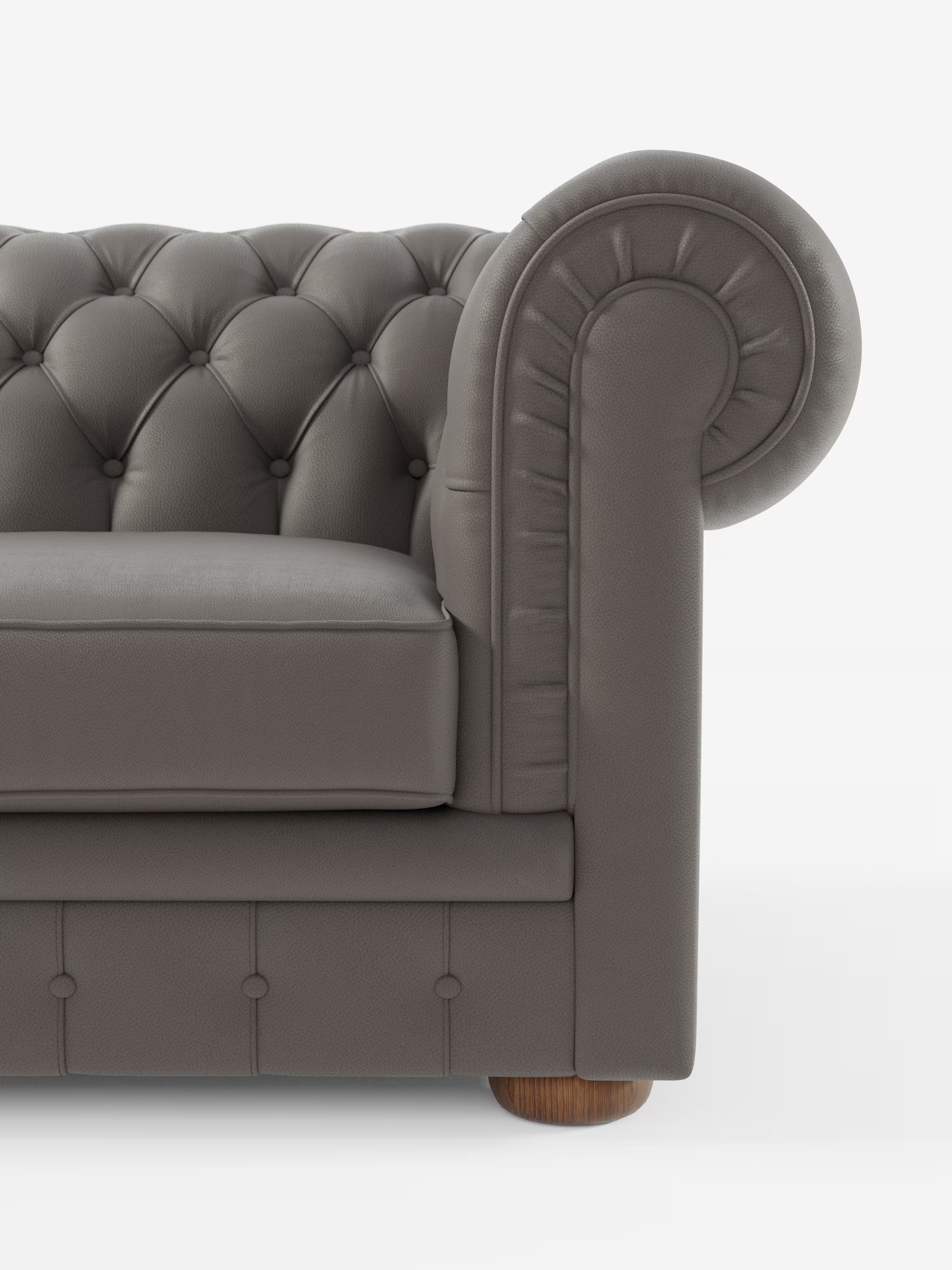 Primo piano del divano Chester 4 Posti 3 sedute in Vera Pelle – Chesterfield Capitonné Artigianale di Divani.Store, che mette in risalto il rivestimento in pelle grigia trapuntata, il bracciolo arrotondato a destra, i profondi bottoni decorativi in vera pelle, il cuscino di seduta spesso e le gambe corte in legno. Su uno sfondo bianco, l’immagine mette in risalto lo stile classico e lussuoso di questo divano, insieme alla sua eccezionale maestria artigianale Made in Italy.