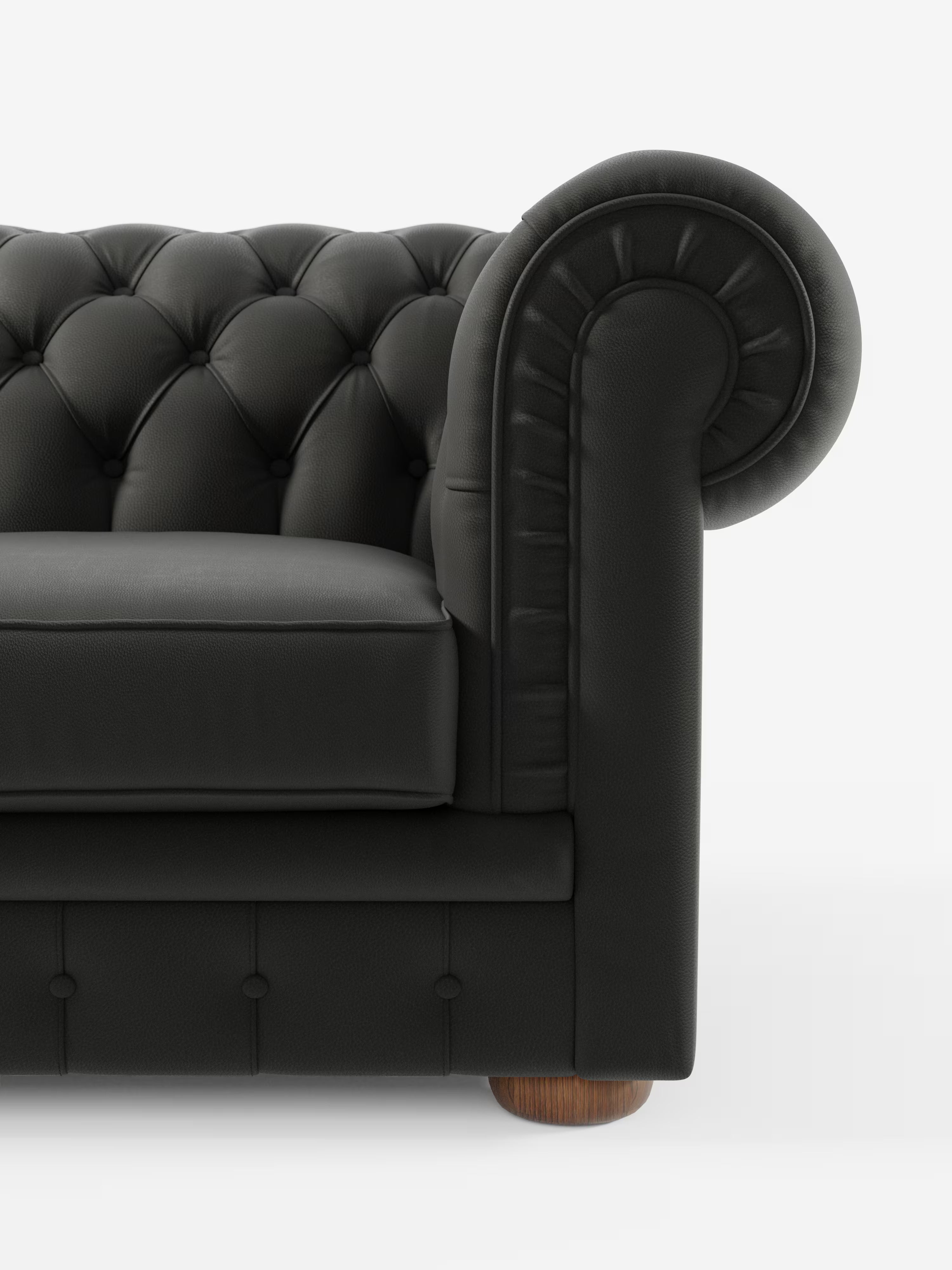 Primo piano del lato sinistro del divano Chester 4 Posti 3 sedute in Vera Pelle – Chesterfield Capitonné Artigianale di Divani.Store, caratterizzato da rivestimento in pelle nera trapuntata con bracciolo arrotondato, dettagli a bottoni, cuscino di seduta liscio e gamba in legno a vista, il tutto su uno sfondo bianco a tinta unita. Questo raffinato pezzo mette in risalto la lavorazione artigianale e la vera pelle, conferendogli un fascino elegante e senza tempo.