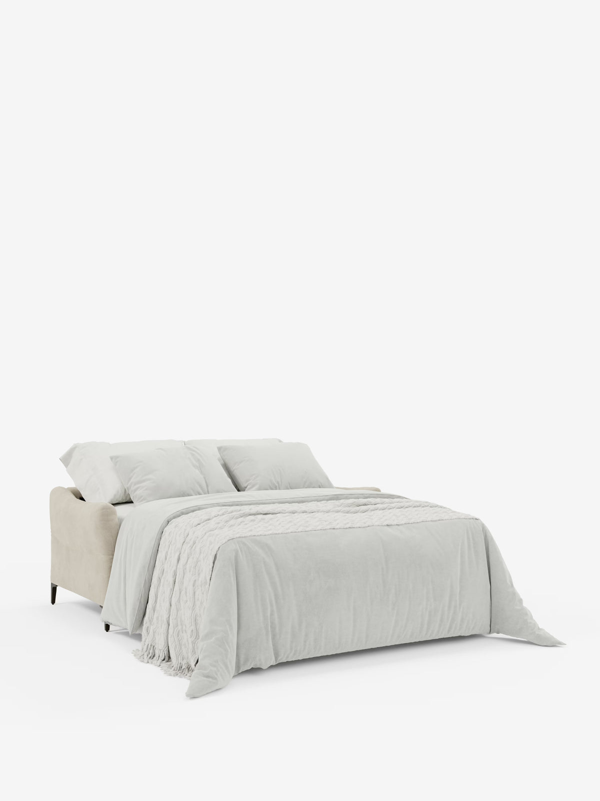 Un moderno divano letto Dalia color beige di Divani.Store, disponibile nelle versioni a 2, 3 e 4 posti con materasso H18 e rivestito in velluto T30 antimacchia, è qui abbinato a una biancheria da letto grigio chiaro disposta con cura e a tre cuscini coordinati, per un look dall’eleganza disinvolta. Una coperta dalla trama ricca ricade sul letto, evocando il raffinato stile scandinavo su uno sfondo bianco a tinta unita.