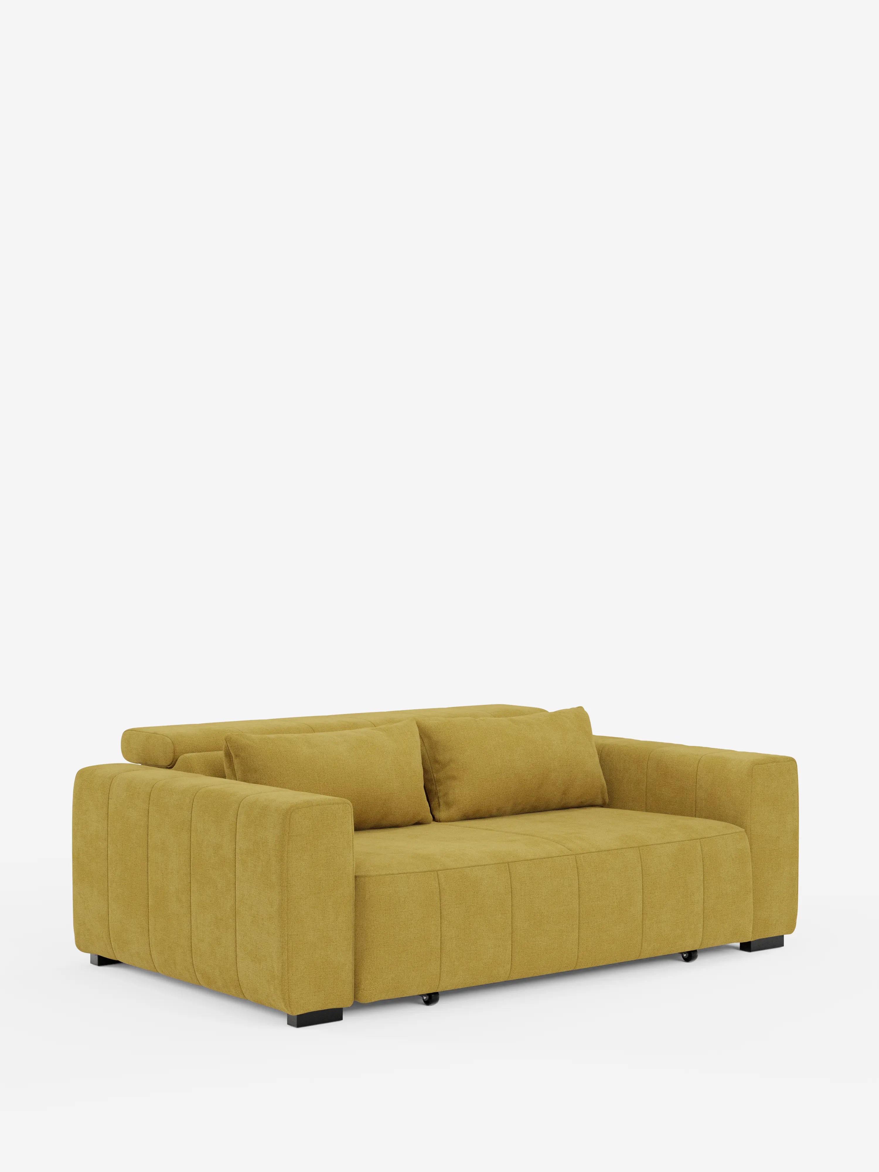 Un divano a 3 posti in stile dorico contemporaneo color giallo senape di Divani.Store, caratterizzato da braccioli squadrati, due cuscini dello schienale e un rivestimento in morbido tessuto T23 lavabile con cuciture a vista. Questo divano moderno presenta uno schienale basso con poggiatesta regolabili e sedute estensibili tramite funzione relax elettrica, sostenuto da gambe corte nere su uno sfondo bianco a tinta unita.