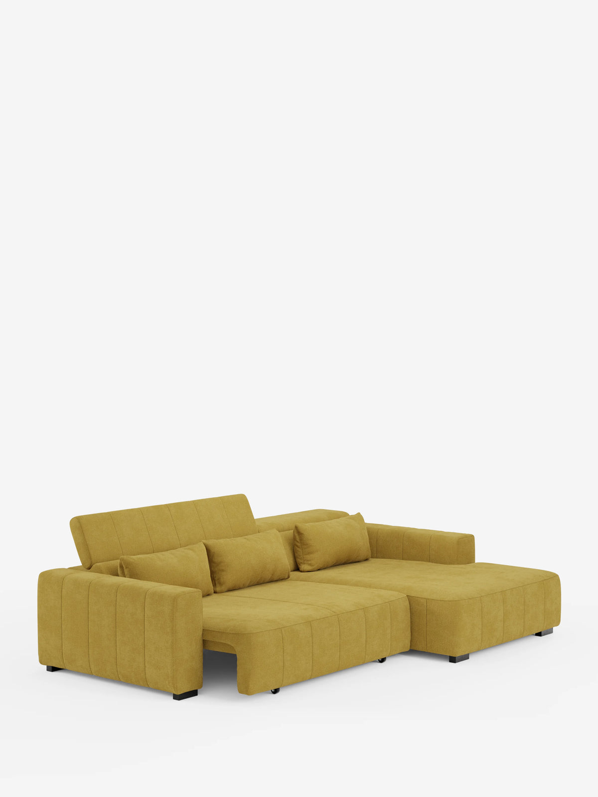 Un divano angolare in stile dorico contemporaneo, color giallo senape, con penisola e sedute allungabili con funzione relax elettrica di Divani.Store è esposto su uno sfondo bianco a tinta unita. Rivestito in tessuto smacchiabile T23, questo divano presenta schienali bassi con poggiatesta reclinabili, ampi braccioli e morbidi cuscini per un comfort ottimale. Il suo design squadrato è impreziosito da dettagli trapuntati e comprende due ampie sezioni di seduta, oltre a cuscini decorativi coordinati.