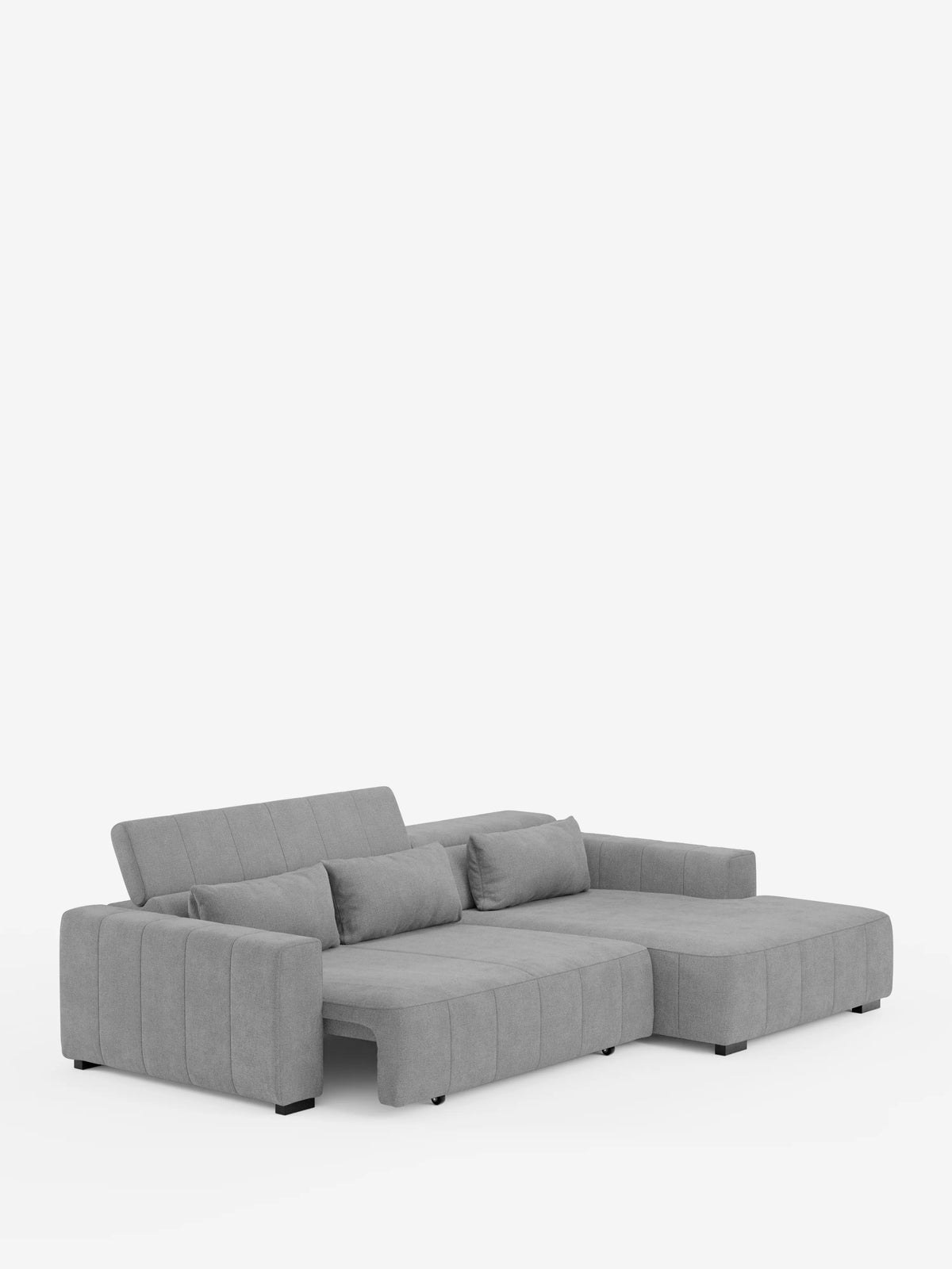 Un divano angolare in stile dorico contemporaneo color grigio con penisola e sedute allungabili con funzione relax elettrica di Divani.Store, caratterizzato da braccioli ampi e bassi, sedute profonde con trapuntatura verticale e poggiatesta regolabili in tessuto T23 facile da pulire. Questo moderno divano componibile comprende tre cuscini rettangolari per lo schienale, due piccoli cuscini cilindrici e una chaise longue allungata sul lato destro, il tutto sostenuto da eleganti piedini neri.