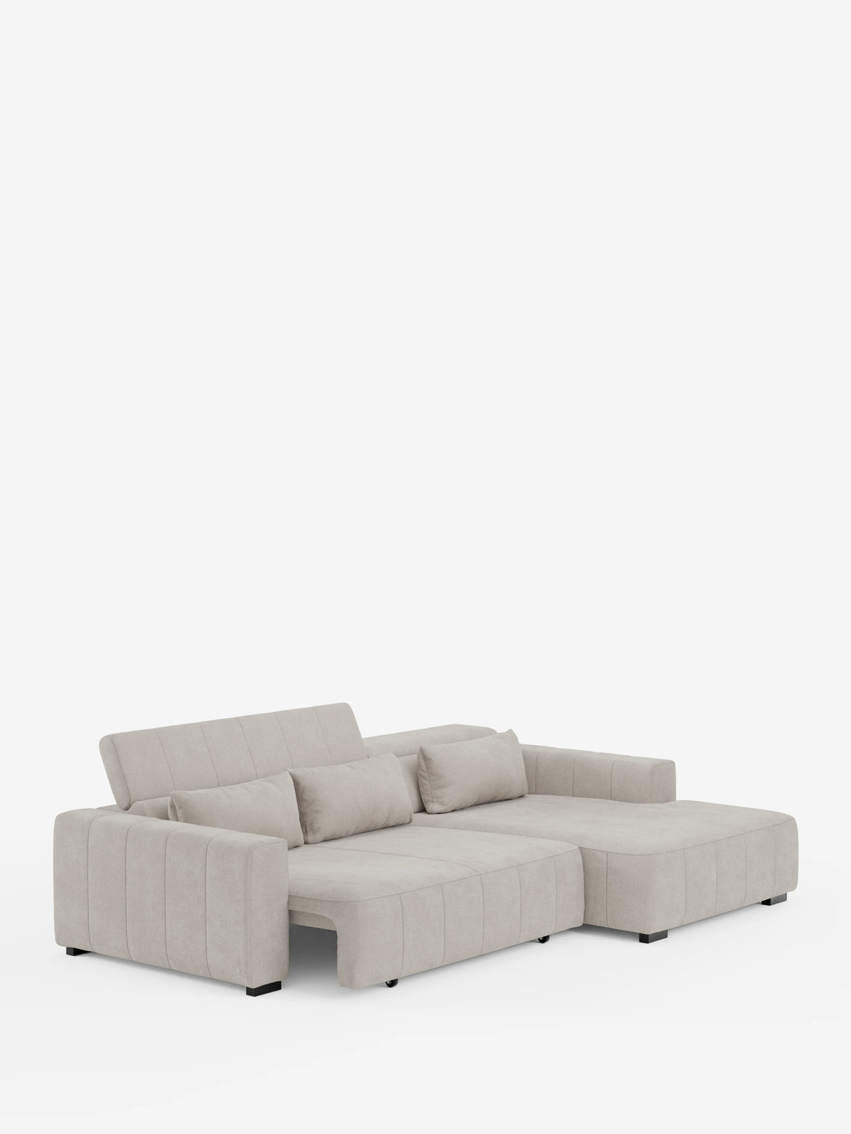 Il divano angolare Doric con penisola e sedute allungabili con funzione relax elettrica — di Divani.Store — presenta un design a chaise longue grigio chiaro (divano con penisola) con braccioli bassi e larghi, tre cuscini di seduta, tre cuscini dello schienale e tre cuscini quadrati coordinati. Rivestito in tessuto T23 di facile pulizia e dotato di poggiatesta reclinabili, questo moderno divano angolare poggia su gambe corte nere, sfoggiando una silhouette minimalista su uno sfondo bianco a tinta unita.
