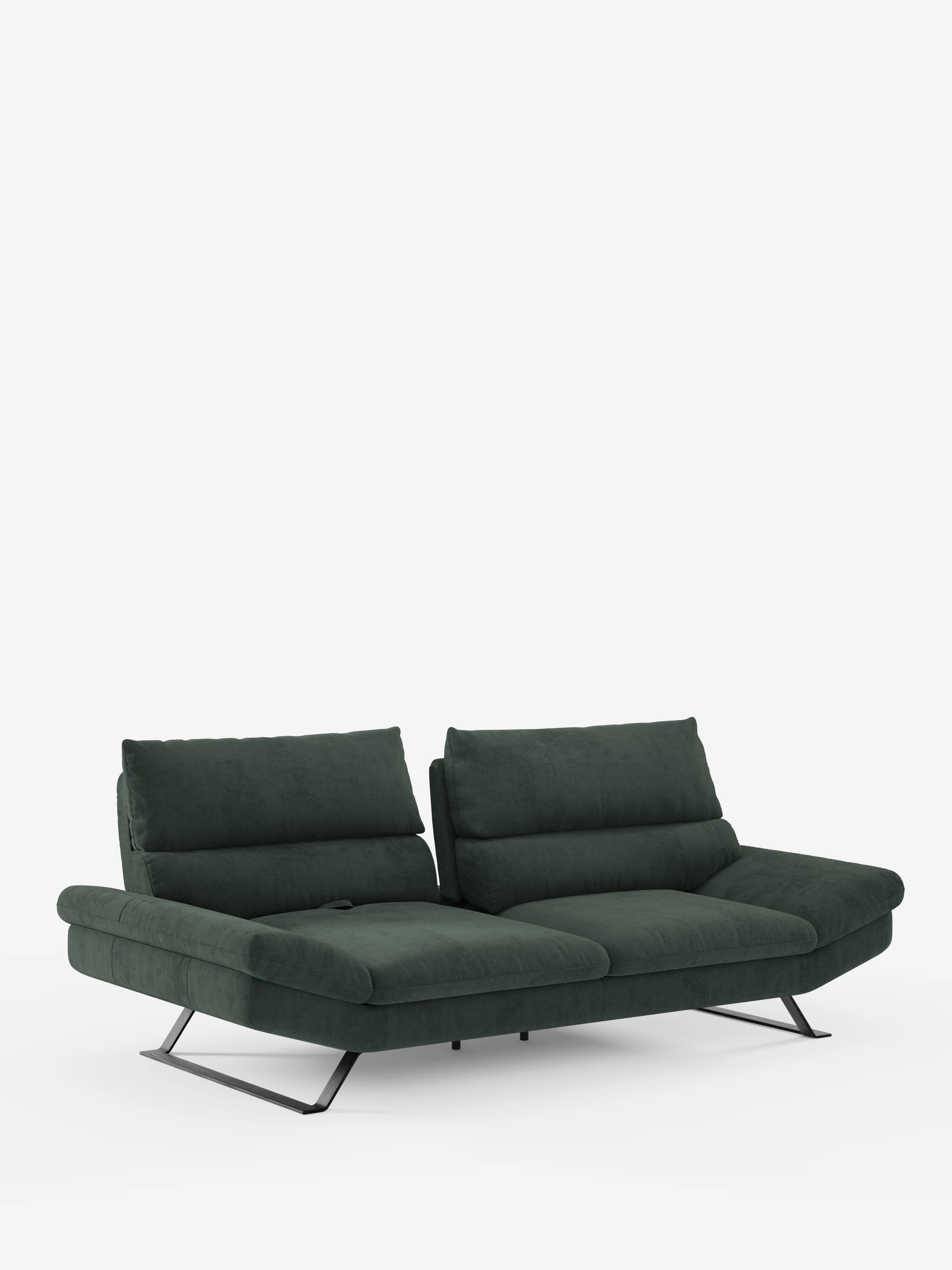 Un divano Eclipse dal design moderno di Divani.Store, in una tonalità di verde scuro, caratterizzato da schienali regolabili (schienali traslanti), alte gambe angolate in metallo nero e morbidi cuscini in elegante microfibra T11 resistente alle macchie. Nell’immagine è raffigurato un comodo divano a due posti su uno sfondo bianco a tinta unita.