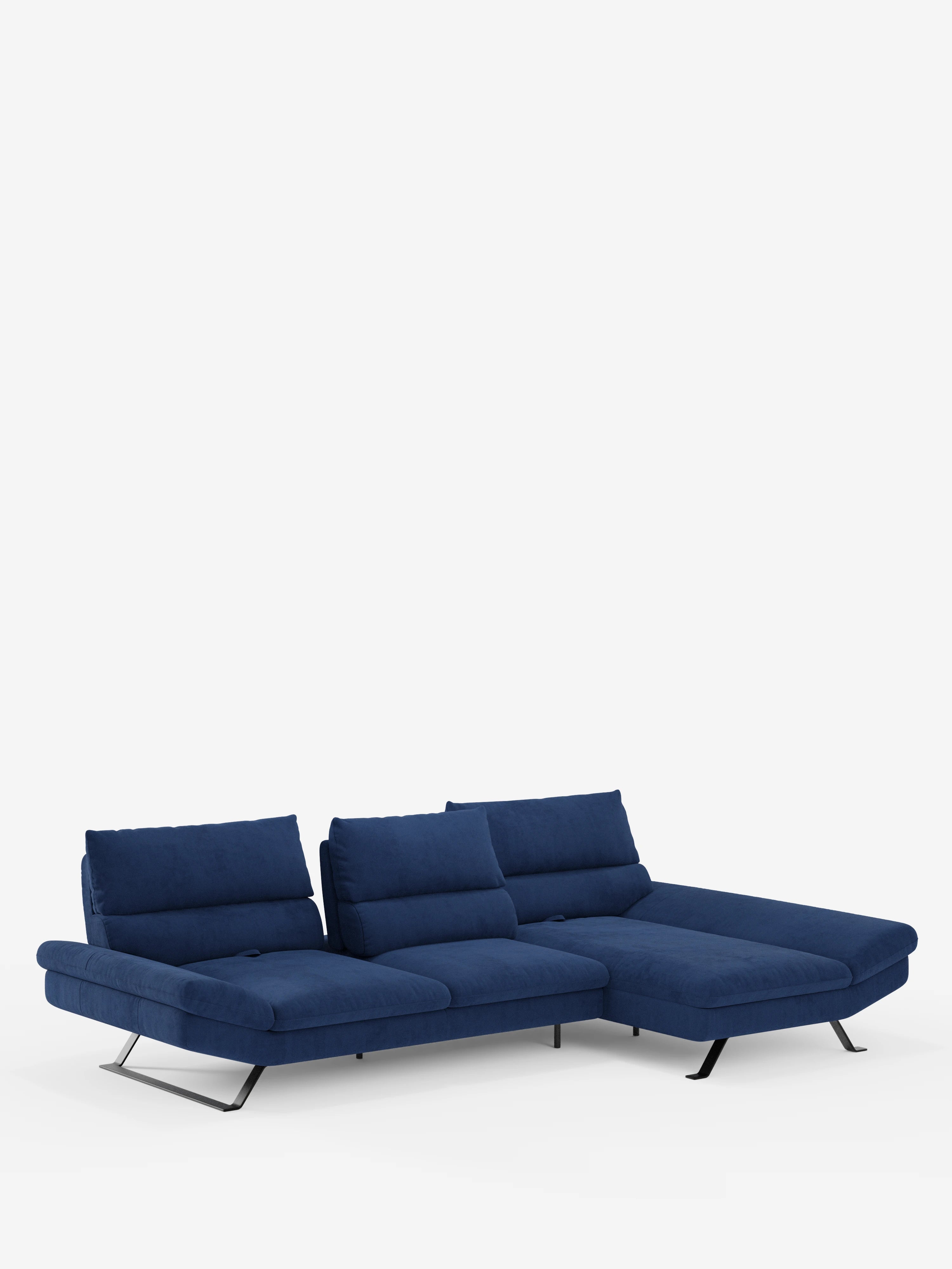 Scopri il divano angolare Eclipse con penisola e schienali traslanti in microfibra tecnica smacchiabile T11 di Divani.Store: un moderno divano componibile blu navy a tre posti con chaise longue allungata posizionata sulla destra. Il divano è dotato di schienali regolabili per un comfort personalizzato e poggia su sottili gambe in metallo nero, che risaltano con eleganza sullo sfondo bianco a tinta unita.