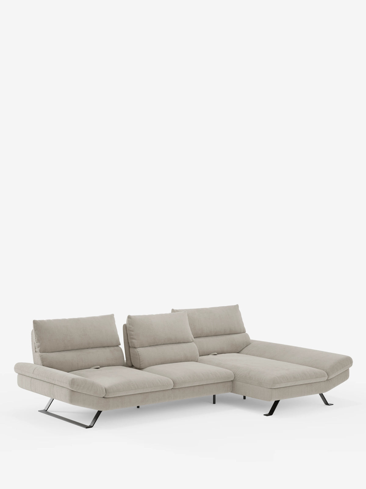 Vi presentiamo Eclipse di Divani.Store: un divano angolare con penisola dal design moderno, in beige chiaro, dotato di tre ampie sedute, schienali traslanti regolabili e sottili gambe in metallo nero. Il lato destro si estende con eleganza formando un’elegante chaise longue (penisola). Rivestito in microfibra tecnica T11 liscia e resistente alle macchie, con cuciture minimamente visibili. Presentato su uno sfondo bianco a tinta unita.