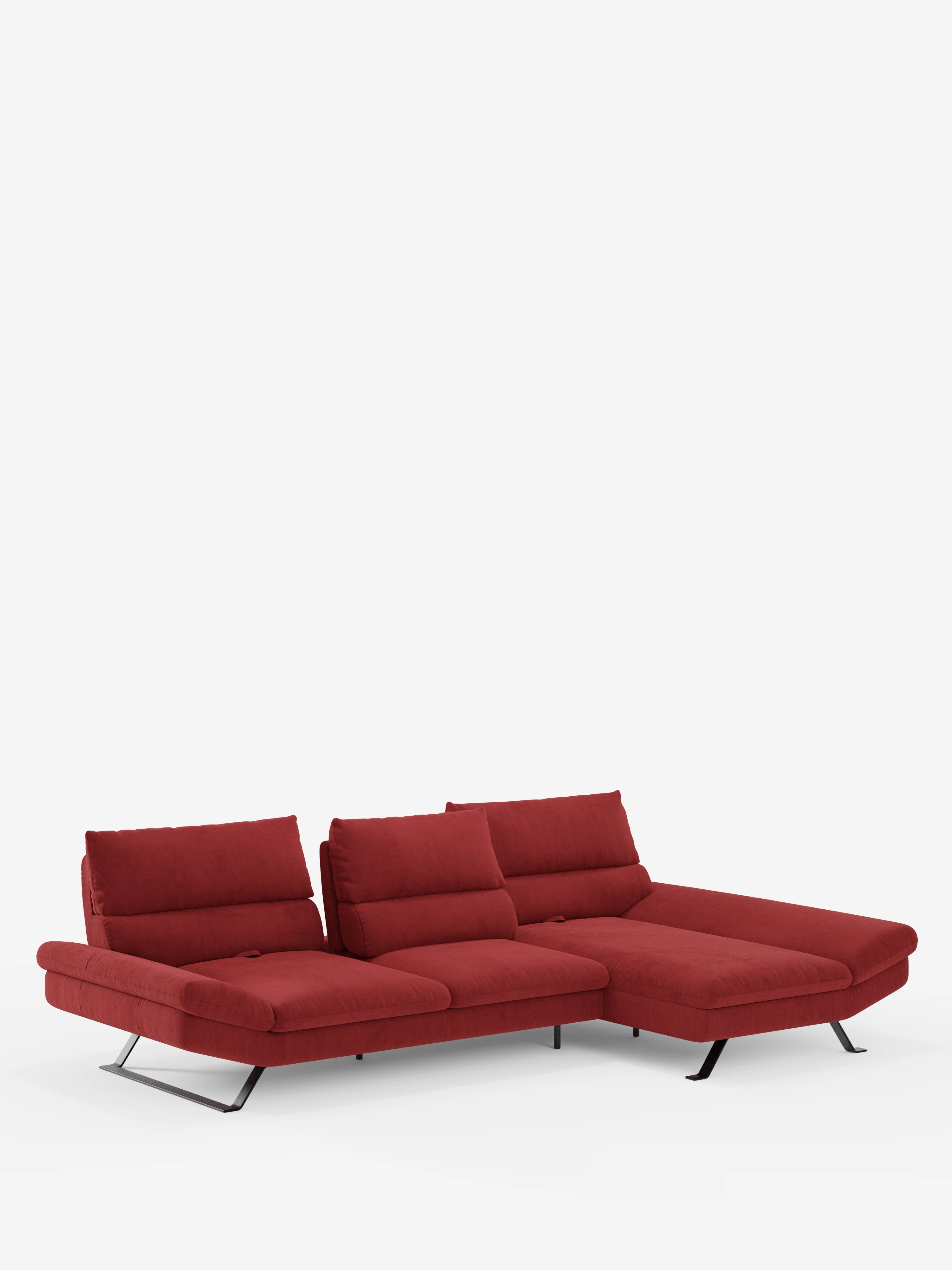 Il divano angolare Eclipse con penisola e schienali traslanti in microfibra tecnica smacchiabile T11 di Divani.Store presenta un rivestimento rosso intenso, poggiatesta regolabili sugli schienali traslanti, eleganti gambe in metallo nero e una chaise longue sul lato destro, il tutto su uno sfondo bianco a tinta unita.