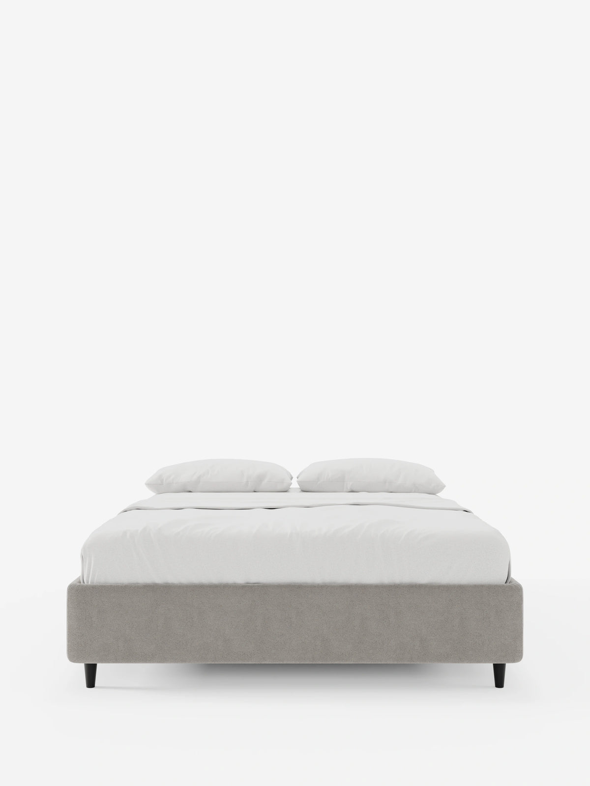 Un letto sommier imbottito ERON con vano contenitore in tessuto impermeabile certificato Oeko-Tex, con struttura in tessuto grigio e gambe affusolate nere, rivestito con lenzuola bianche su uno sfondo chiaro.