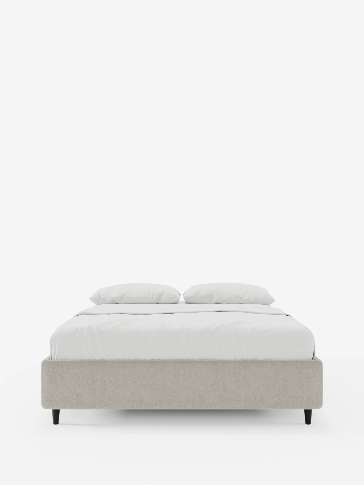 Letto ERON con rete imbottita e vano contenitore, rivestito in tessuto impermeabile certificato Oeko-Tex color beige chiaro, caratterizzato da due gambe affusolate nere e da una biancheria da letto candida con due cuscini coordinati su sfondo bianco.
