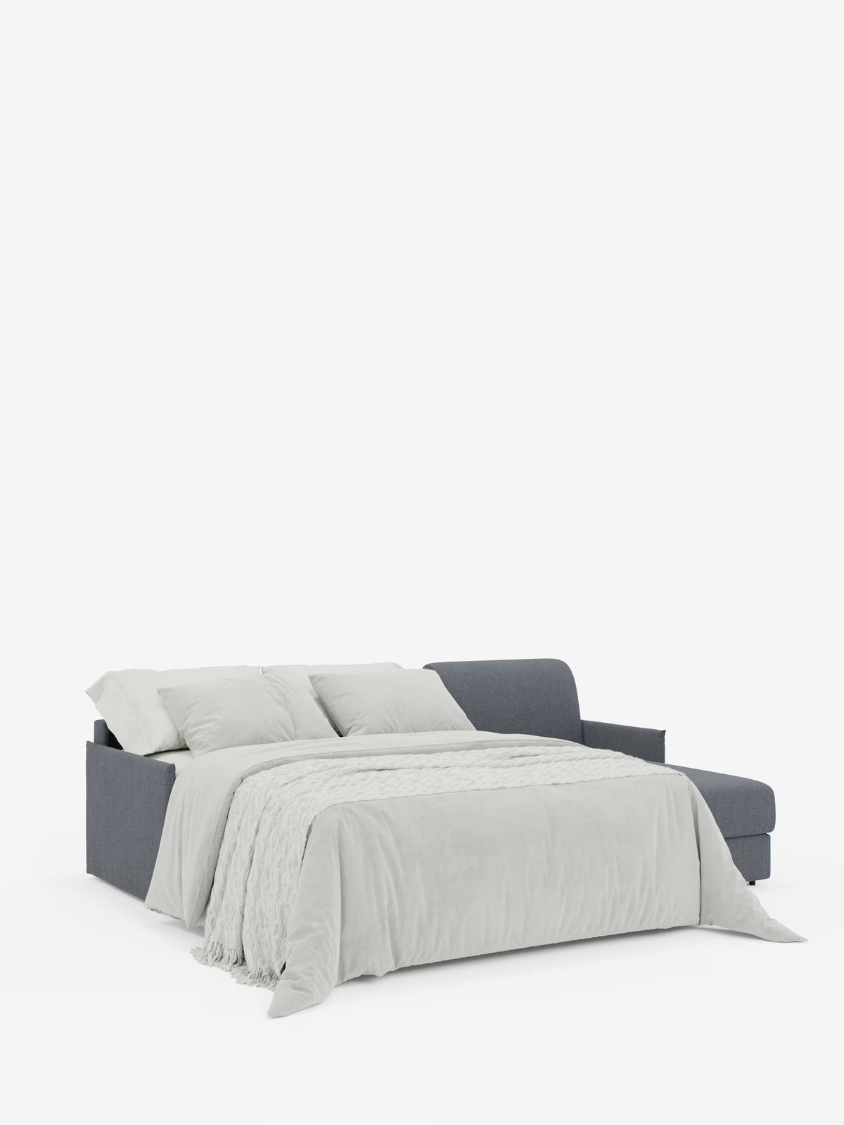 Il divano letto angolare con penisola contenitore Evans di Divani.Store, qui raffigurato completamente aperto nella versione letto, è rivestito in un moderno tessuto grigio smacchiabile T23. È abbinato a biancheria da letto grigio chiaro, tre cuscini e un plaid dalla trama rigata. Il bracciolo destro risalta sullo sfondo bianco a tinta unita, mettendo in risalto il suo design compatto e la pratica penisola contenitore.