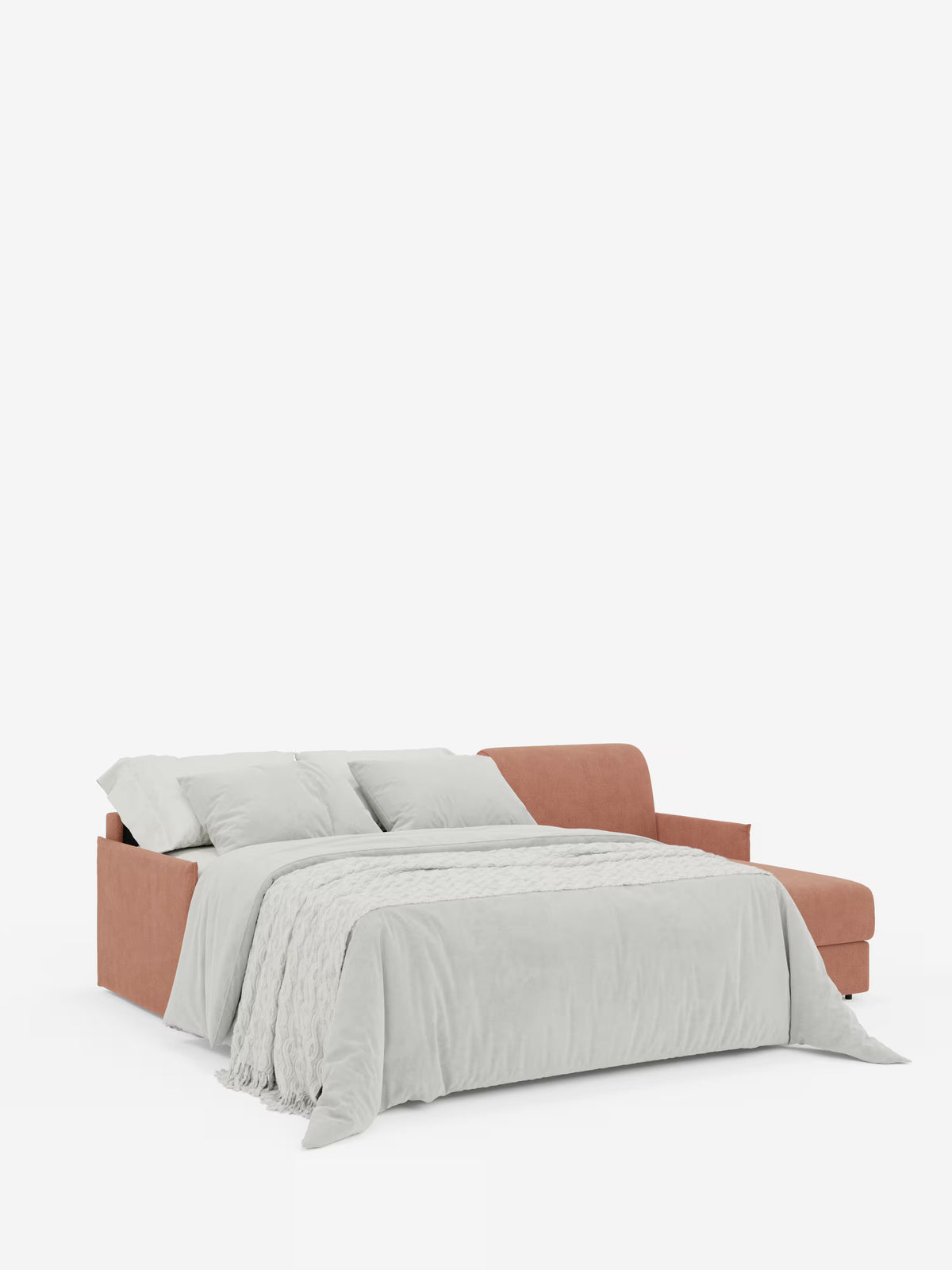 Un moderno divano letto angolare con penisola contenitore Evans di Divani.Store, caratterizzato da una base color ruggine e braccioli in tessuto T23 smacchiabile, è raffigurato nella versione estesa a letto. Il materasso è ricoperto da biancheria da letto grigio chiaro, due cuscini e un plaid testurizzato. Lo sfondo è bianco a tinta unita.