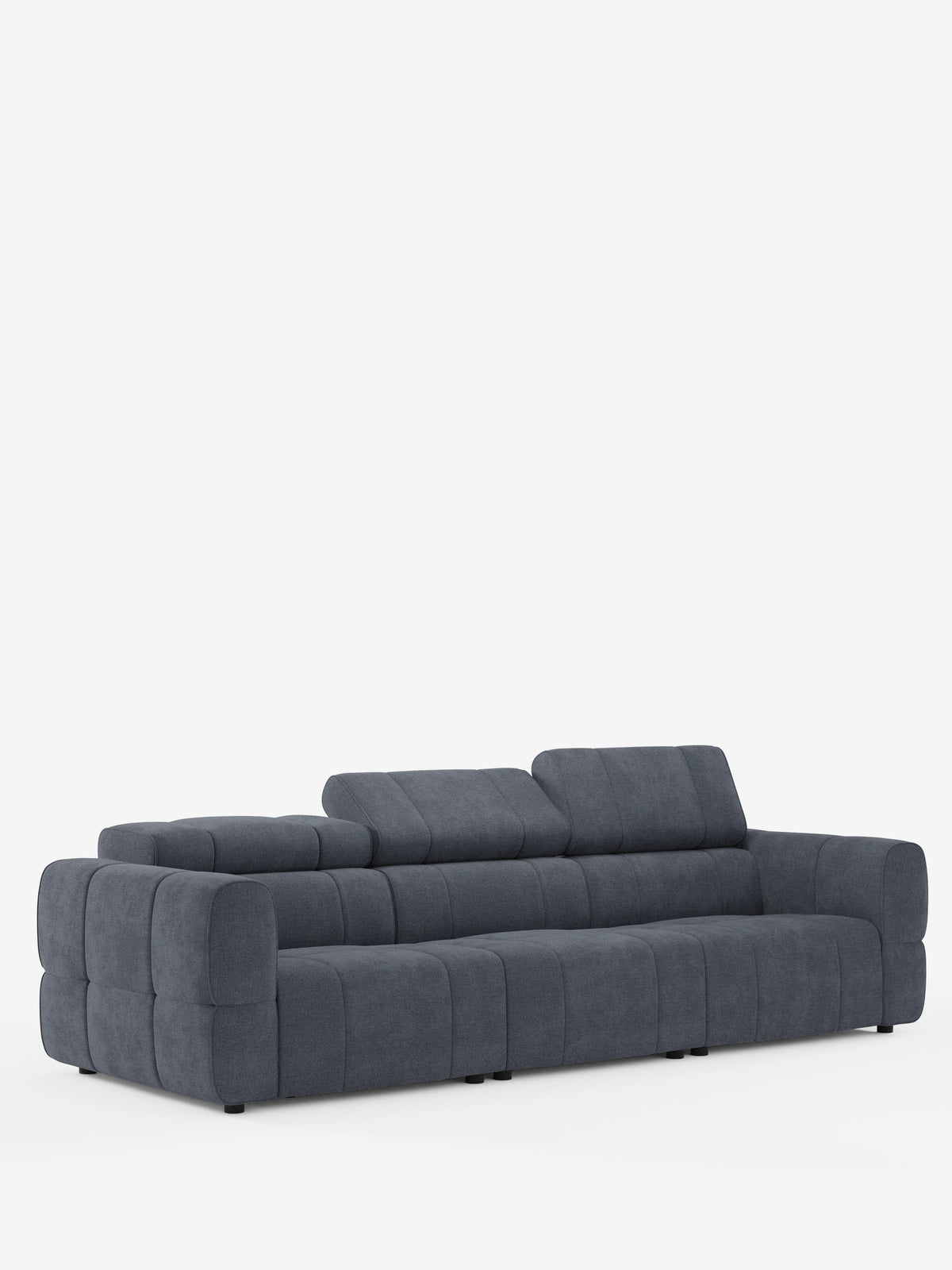 Il divano modulare Giotto a 4 posti con poggiatesta reclinabili e funzione relax elettrica opzionale, rivestito in tessuto smacchiabile T23, è un divano in tessuto grigio scuro caratterizzato da un design trapuntato a pannelli, braccioli bassi e poggiatesta regolabili, qui raffigurati nelle posizioni sollevata e abbassata.