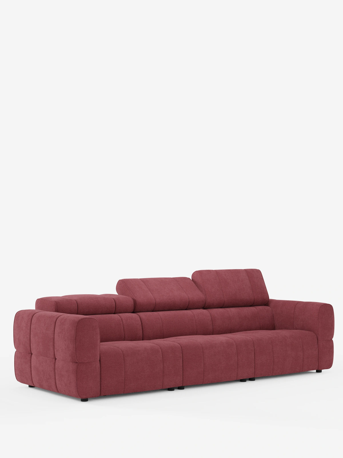 Il divano modulare Giotto a 4 posti con poggiatesta reclinabili e funzione relax elettrica opzionale, rivestito in tessuto smacchiabile T23, presenta un tessuto rosso scuro con trama in rilievo, braccioli larghi e un design trapuntato, con due poggiatesta regolabili che spiccano su uno sfondo bianco.