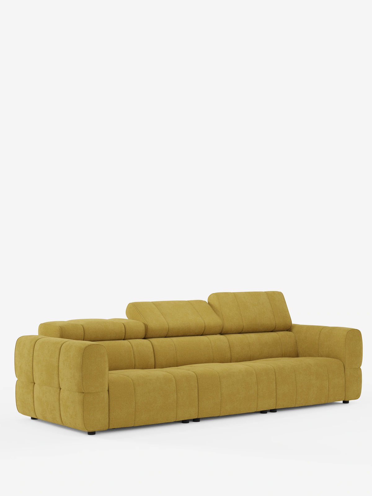Un divano modulare Giotto a 4 posti color giallo senape, con poggiatesta reclinabili e funzione relax elettrica opzionale, rivestito in tessuto smacchiabile T23, è posizionato su uno sfondo bianco; presenta una finitura testurizzata, braccioli bassi e due poggiatesta regolabili.