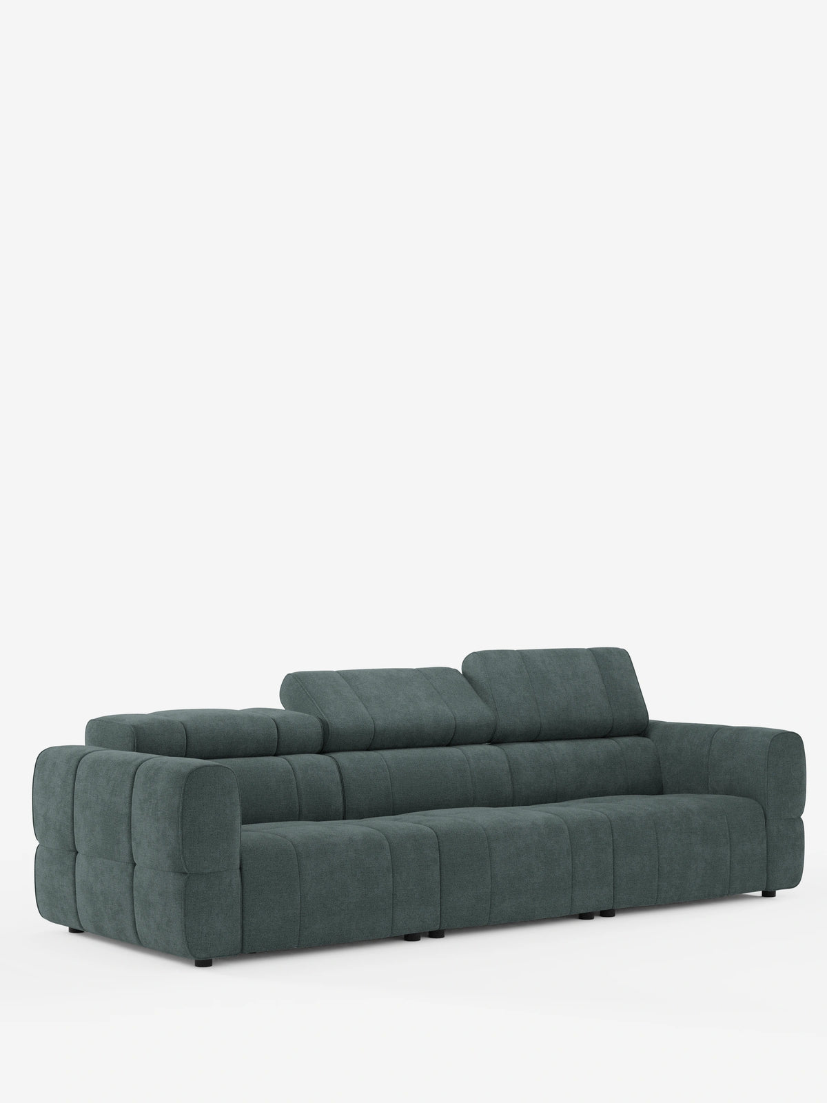Giotto, divano modulare a 4 posti con poggiatesta reclinabili e funzione relax elettrica opzionale, rivestito in tessuto smacchiabile T23, un divano modulare a 4 posti color verde acqua scuro dal design basso e squadrato, con scanalature verticali e poggiatesta regolabili su sfondo bianco.