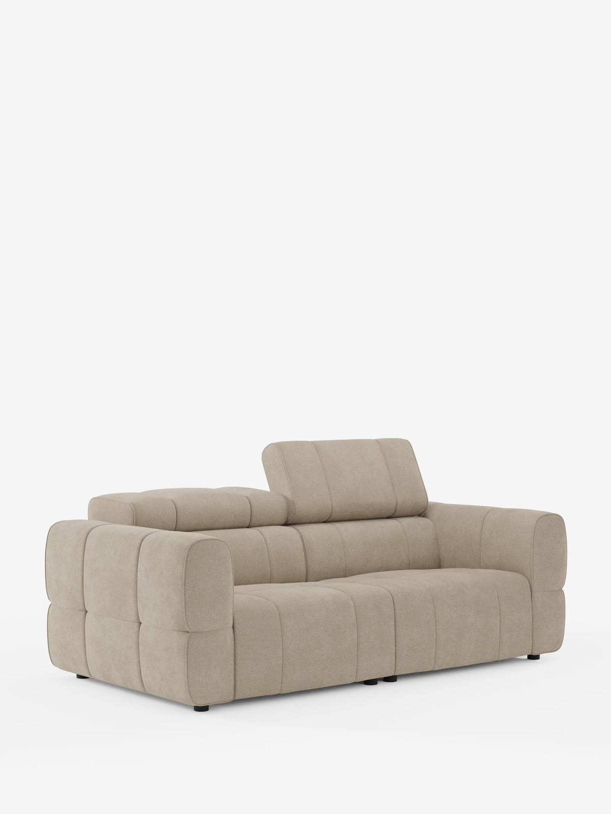 Un divano modulare Giotto beige a 3 posti, con poggiatesta reclinabili e funzione relax elettrica opzionale, rivestito in tessuto smacchiabile T23, caratterizzato da un motivo rettangolare trapuntato con un poggiatesta sollevato e gli altri appoggiati al telaio su uno sfondo bianco.