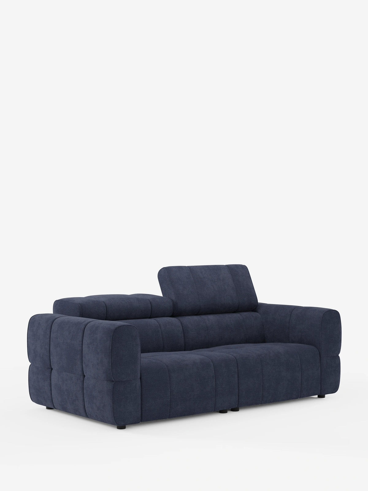 Un divano modulare Giotto a 3 posti blu scuro, con poggiatesta reclinabili e funzione relax elettrica opzionale, rivestito in tessuto smacchiabile T23 dal design squadrato e trapuntato, caratterizzato da un poggiatesta rialzato su uno sfondo bianco a tinta unita.