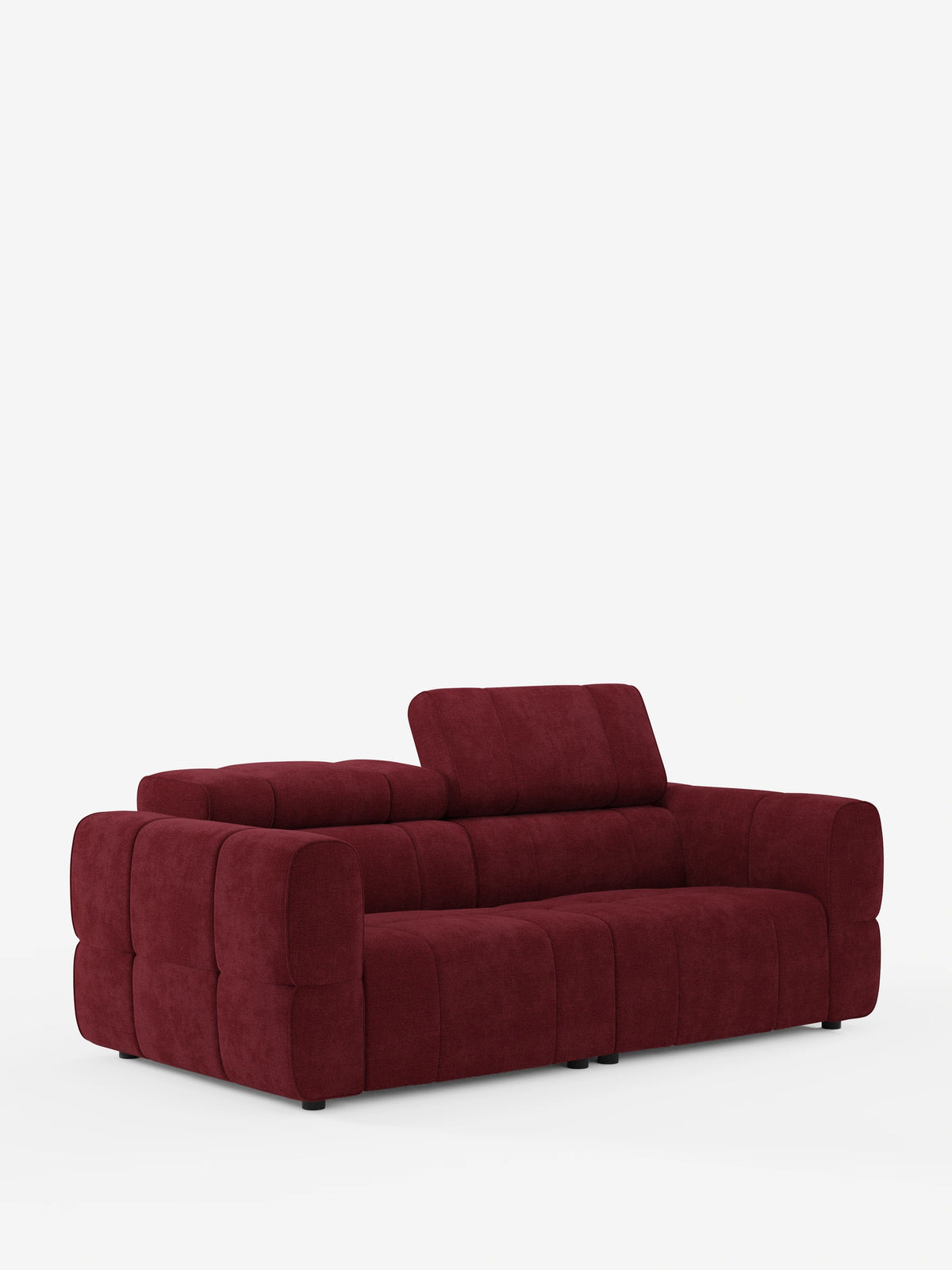 Un divano modulare Giotto a tre posti di colore rosso scuro, con poggiatesta reclinabili e funzione relax elettrica opzionale, rivestito in tessuto smacchiabile T23, con ampi braccioli, design trapuntato e un poggiatesta rialzato su sfondo bianco.