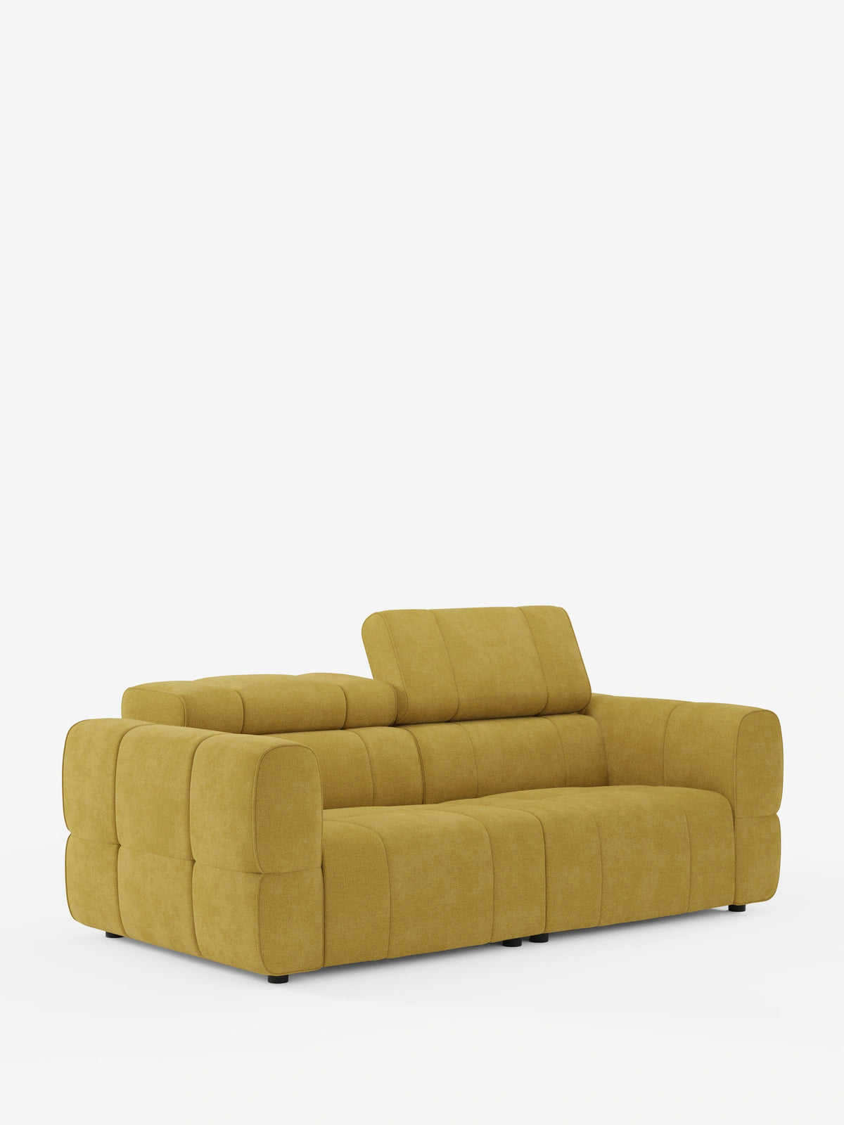 Un divano modulare Giotto a 3 posti color giallo senape, con poggiatesta reclinabili e funzione relax elettrica opzionale, rivestito in tessuto smacchiabile T23, caratterizzato da una trama trapuntata, ampi braccioli e un poggiatesta regolabile su uno sfondo bianco a tinta unita.