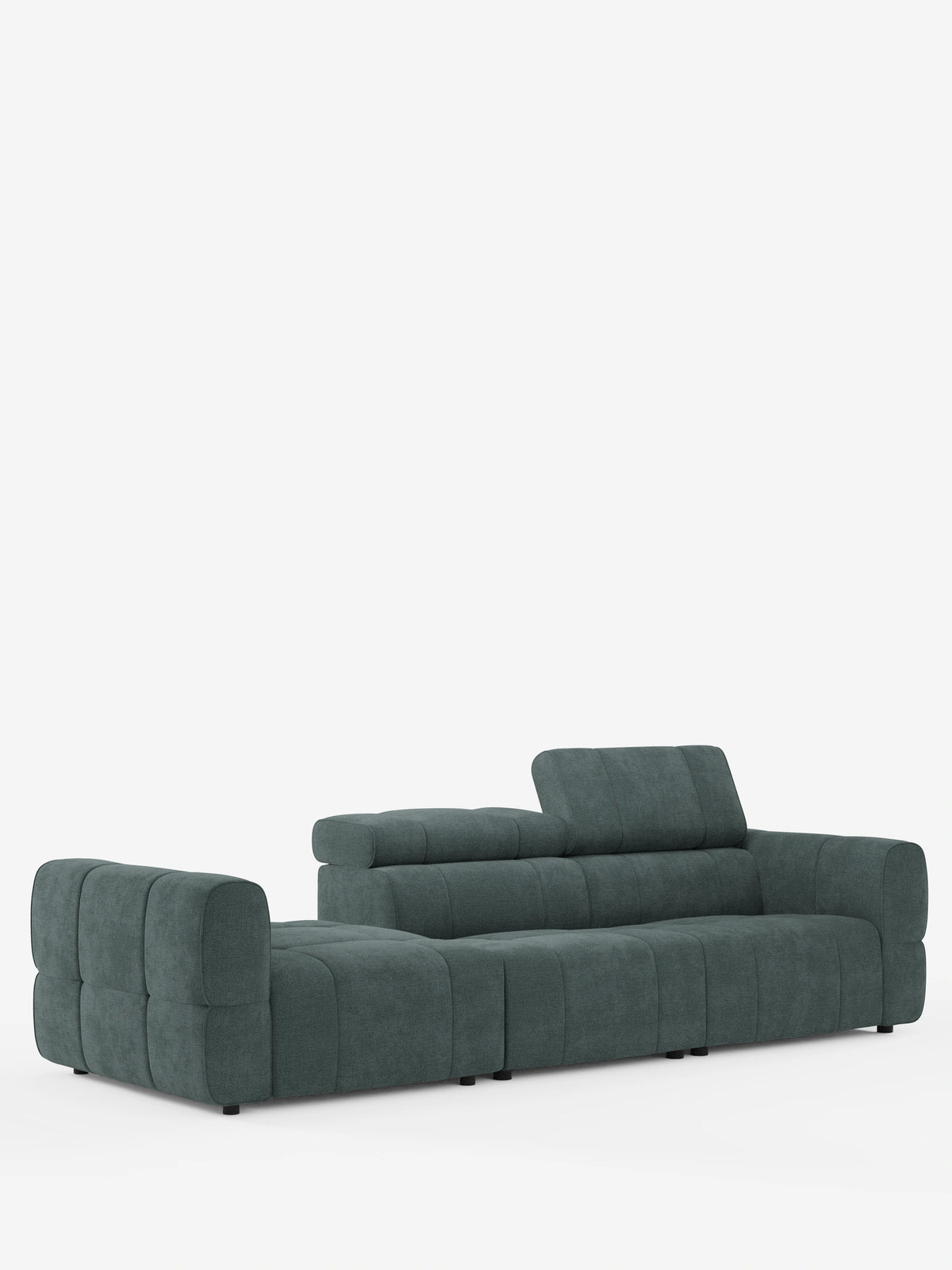 Giotto, divano componibile con estremità aperta – opzione relax elettrico in tessuto smacchiabile T23, in tessuto testurizzato color verde acqua scuro su sfondo bianco, caratterizzato da un design dal profilo basso, poggiatesta rialzato e sezione terminale senza braccioli.