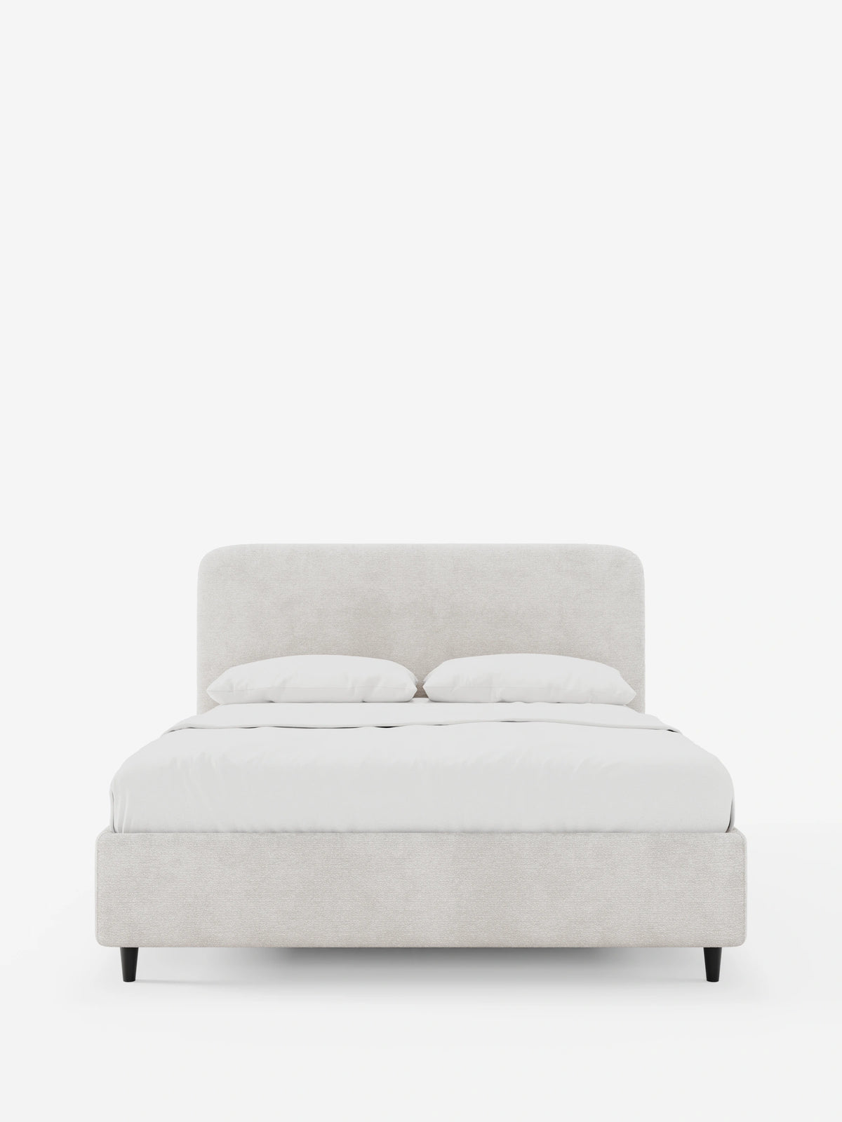 Il letto KAELOS minimal imbottito è un letto imbottito in stile minimalista con testiera arrotondata in tessuto beige testurizzato, caratterizzato da biancheria da letto bianca e quattro sottili gambe nere che risaltano su uno sfondo bianco a tinta unita.