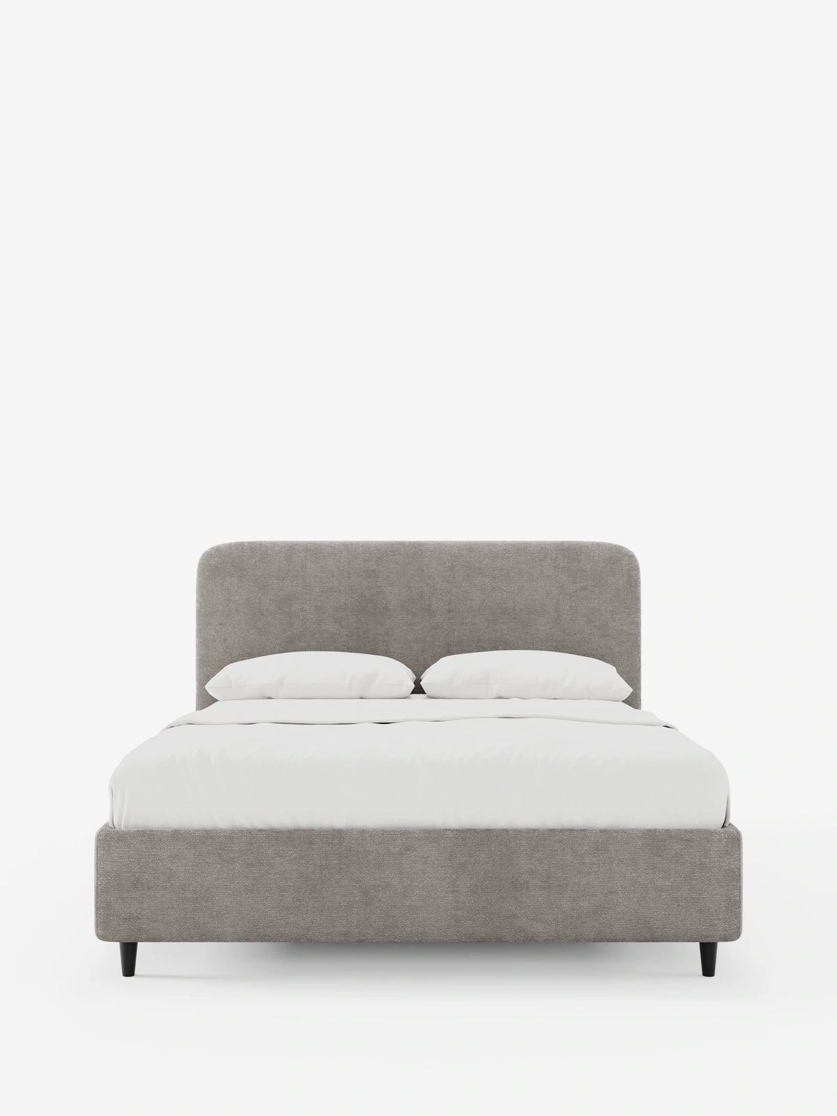 Il letto KAELOS minimal imbottito – con contenitore, gambe alte e testiera arrotondata in tessuto ciniglia – è un letto matrimoniale in stile minimalista caratterizzato da una testiera arrotondata in tessuto ciniglia di colore grigio chiaro, biancheria da letto bianca e gambe affusolate nere.