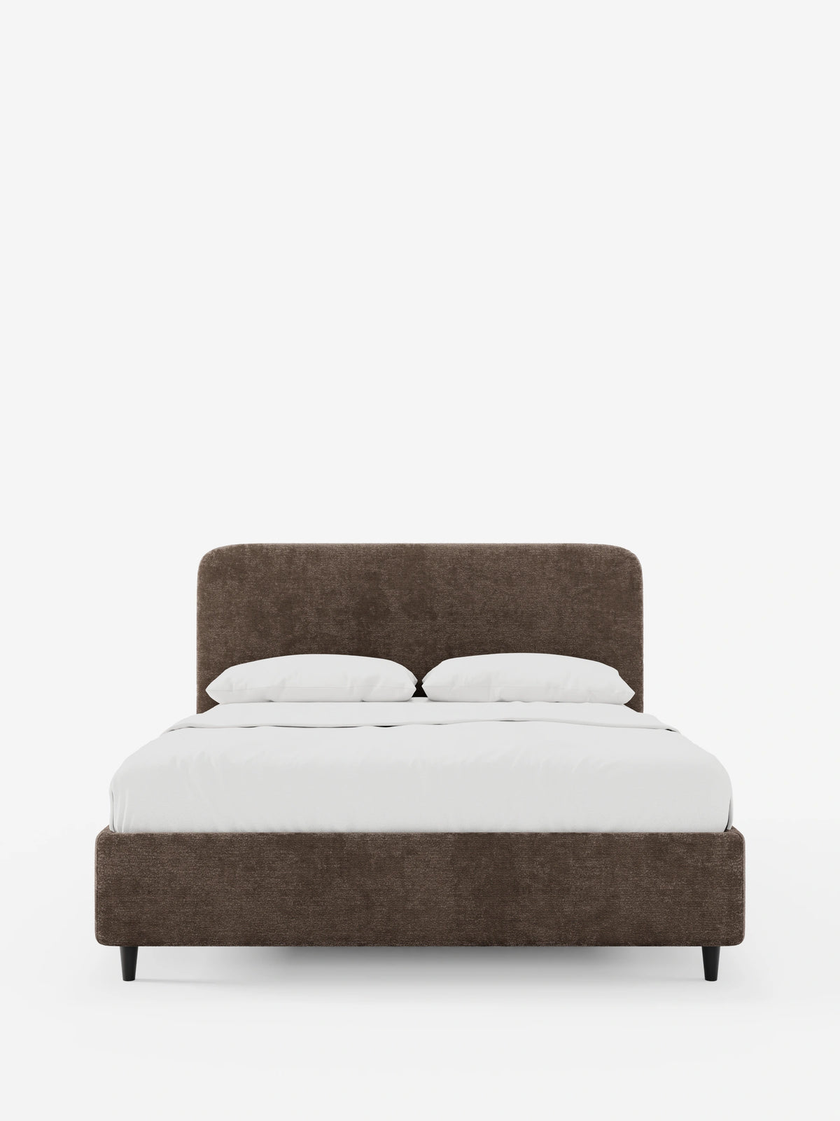 Il letto KAELOS minimal imbottito è un letto in ciniglia marrone con texture, caratterizzato da una testiera arrotondata, biancheria da letto bianca e due cuscini, sostenuto da quattro sottili gambe nere su uno sfondo bianco a tinta unita.