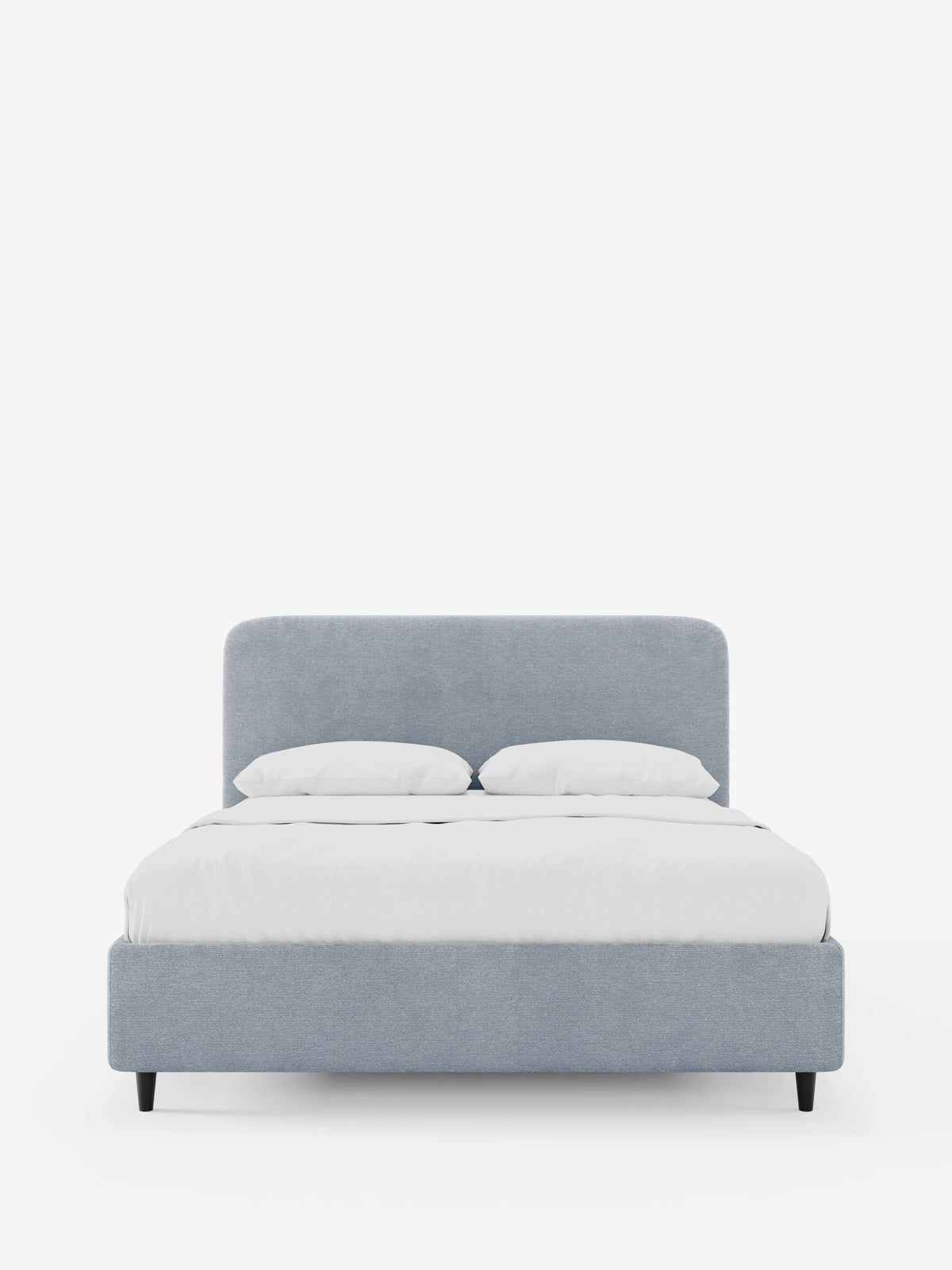 KAELOS, letto imbottito in stile minimalista, con struttura in ciniglia azzurra e testiera arrotondata, caratterizzato da cuscini e biancheria da letto bianchi, su sottili piedini neri su uno sfondo bianco.