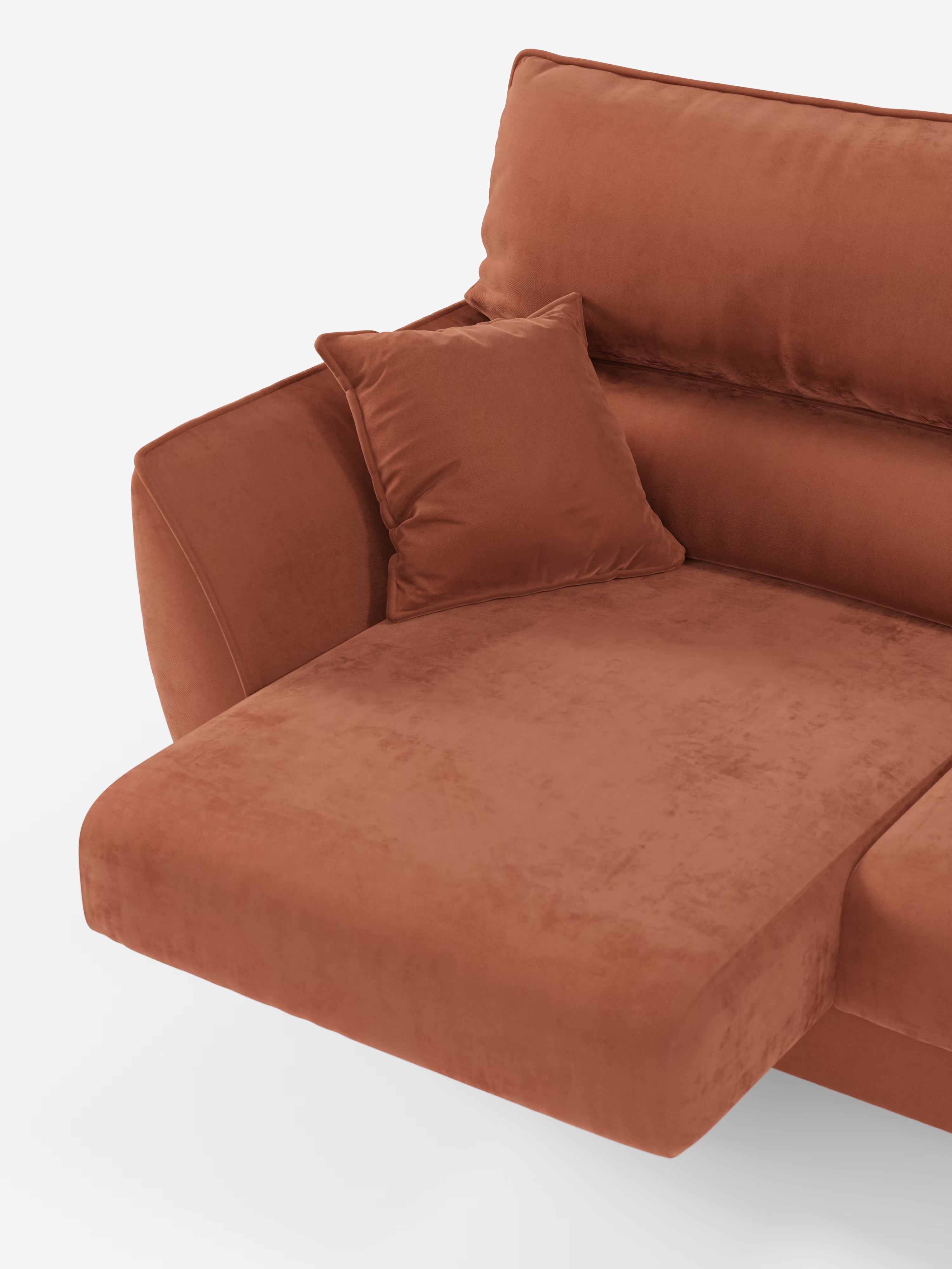 Viene presentato il modello Michelangelo 4 Posti di Divani.Store: un divano componibile rivestito in elegante velluto T30 antimacchia, caratterizzato da una ricca tonalità arancione ruggine. L’immagine mette in risalto la sezione chaise longue a sinistra, dotata di un rivestimento morbido e liscio, un cuscino quadrato coordinato e un bracciolo arrotondato. Per un comfort ancora maggiore, sono presenti tre sedute estensibili e poggiatesta reclinabili. Lo sfondo è bianco a tinta unita.