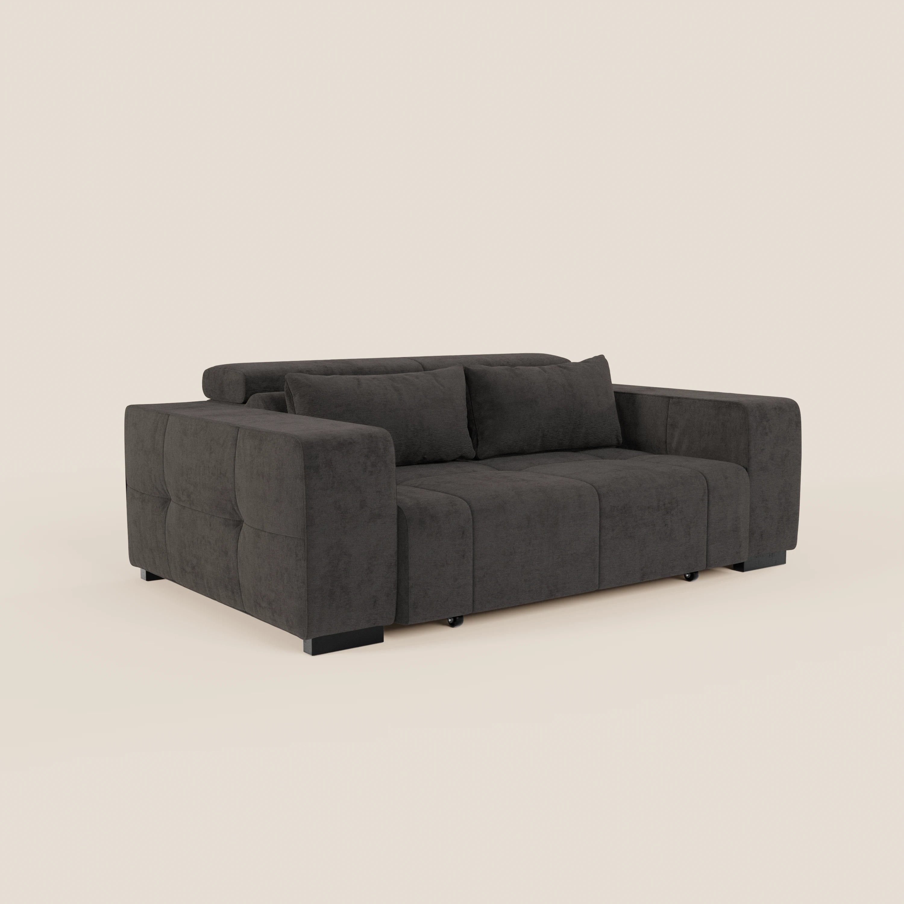 Il Monarch Divano con Relax Elettrico di Divani.Store è un moderno divano grigio scuro con ampi braccioli imbottiti, due cuscini di schienale coordinati e un profilo basso, su uno sfondo beige chiaro.