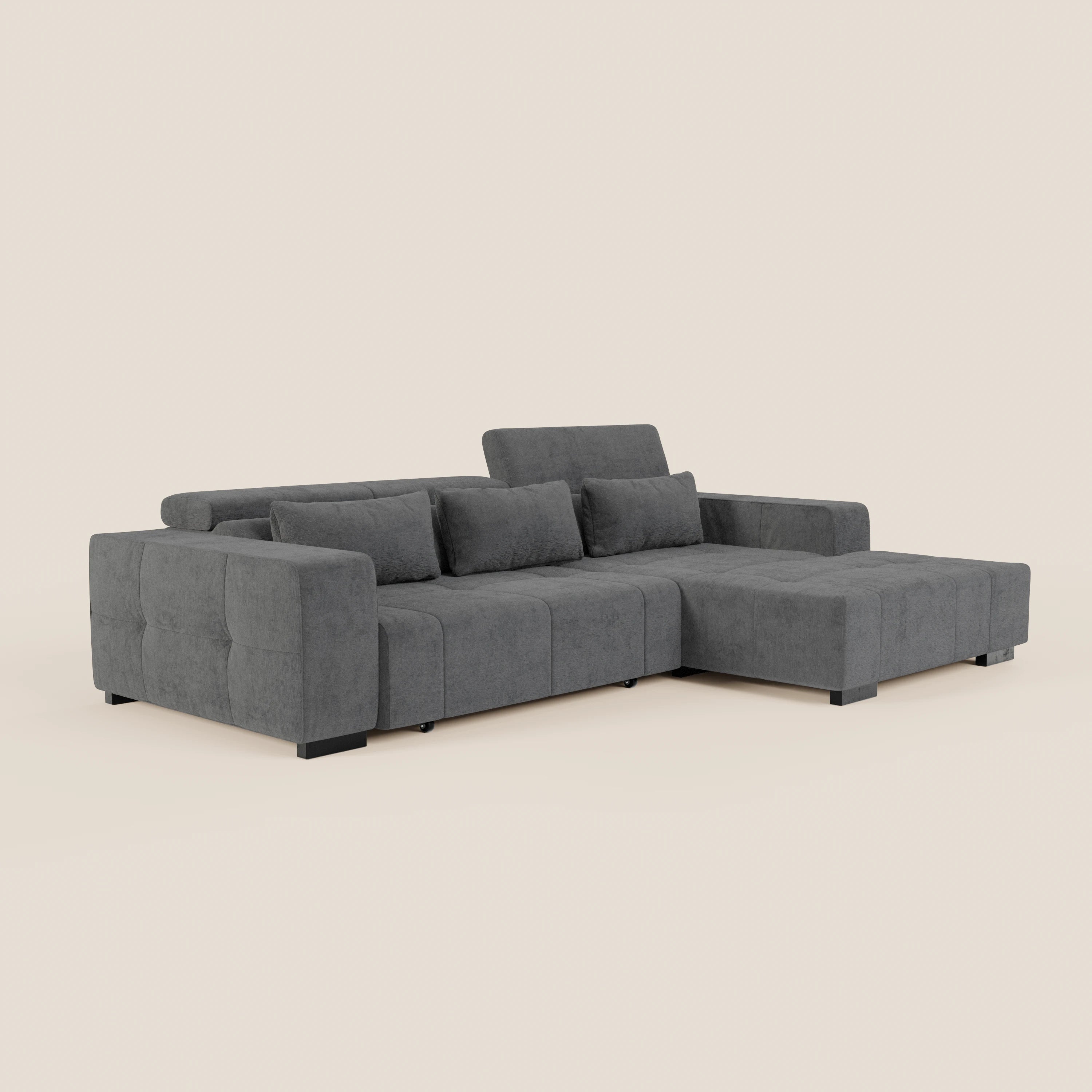 Il Monarch Divano angolare con penisola e Relax Elettrico di Divani.Store, in grigio scuro, è caratterizzato da ampi braccioli, poggiatesta reclinabili, cinque cuscini di schienale e una chaise lounge sul lato destro, il tutto in morbido tessuto T31 antimacchia su sfondo beige chiaro.