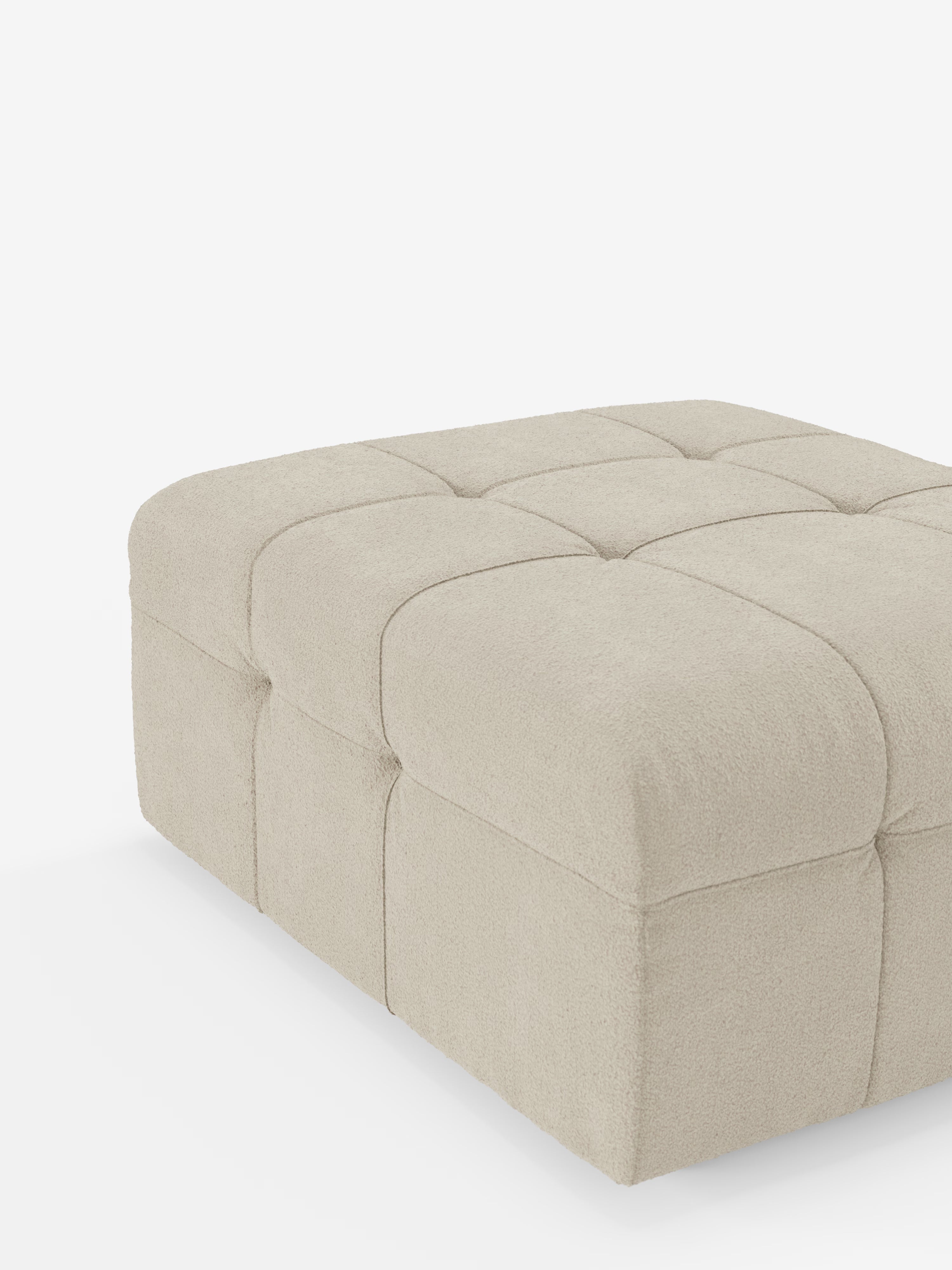 Certamente! Ecco la frase modificata utilizzando i dati del prodotto: Il pouf e modulo Mosaic in bouclé di Divani.Store misura 96x77 cm e presenta un design capitonné realizzato in tessuto T21 smacchiabile. La sua silhouette squadrata e spaziosa mette in risalto i bordi lisci e arrotondati su uno sfondo bianco senza cuciture, mentre il lussuoso bouclé testurizzato e i dettagli trapuntati richiamano lo stile caratteristico della collezione Mosaic: un elegante pezzo di produzione italiana.