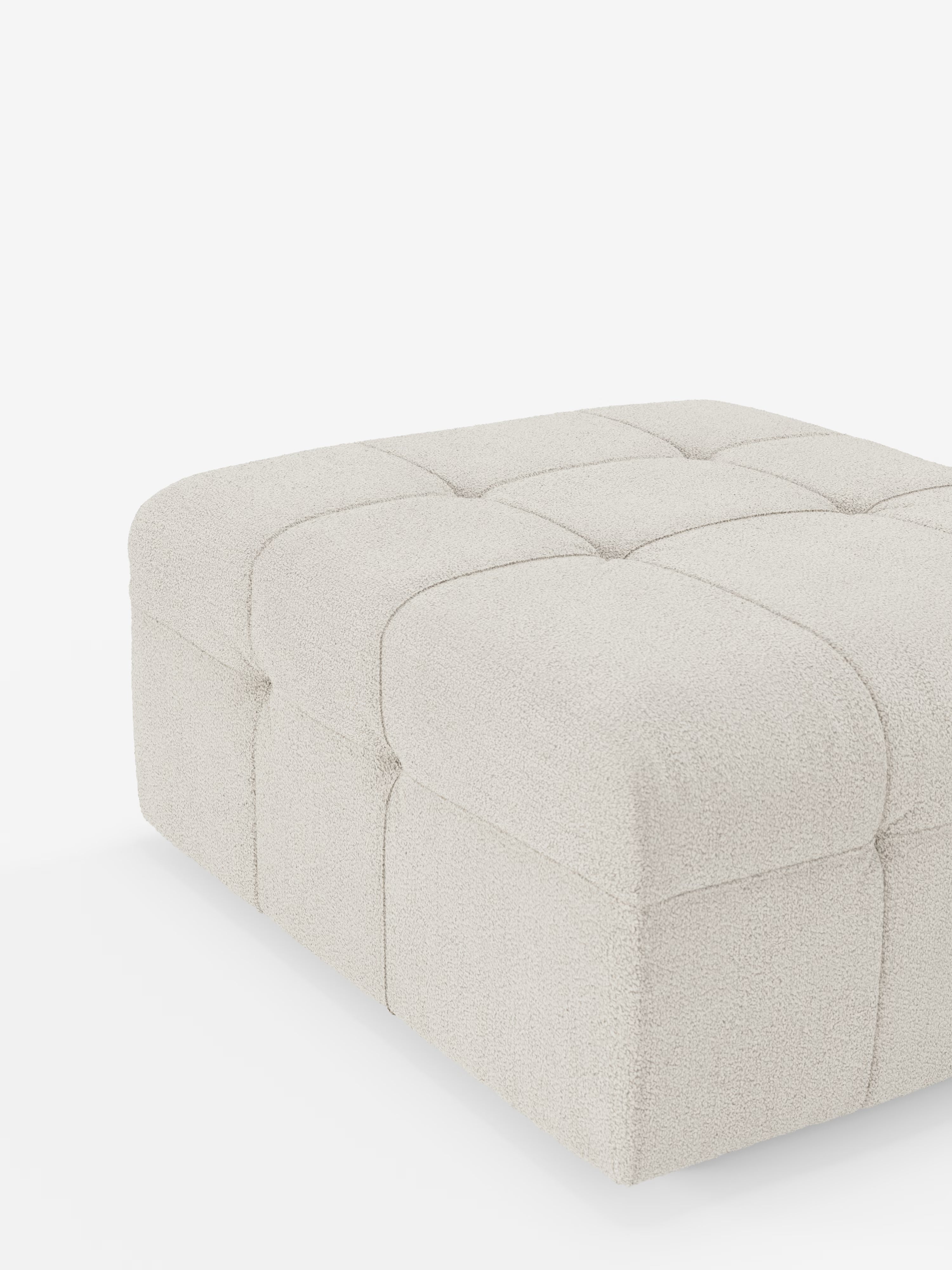 Scopri il pouf e modulo Mosaic in bouclé di Divani.Store, un pouf quadrato dalle dimensioni di 96x77 cm, rivestito in tessuto bouclé T21 antimacchia. Il suo design capitonné color crema, con trapuntatura a ciuffetti, presenta segmenti morbidi e testurizzati e bordi delicatamente arrotondati, creando un look accogliente ma moderno su uno sfondo bianco.