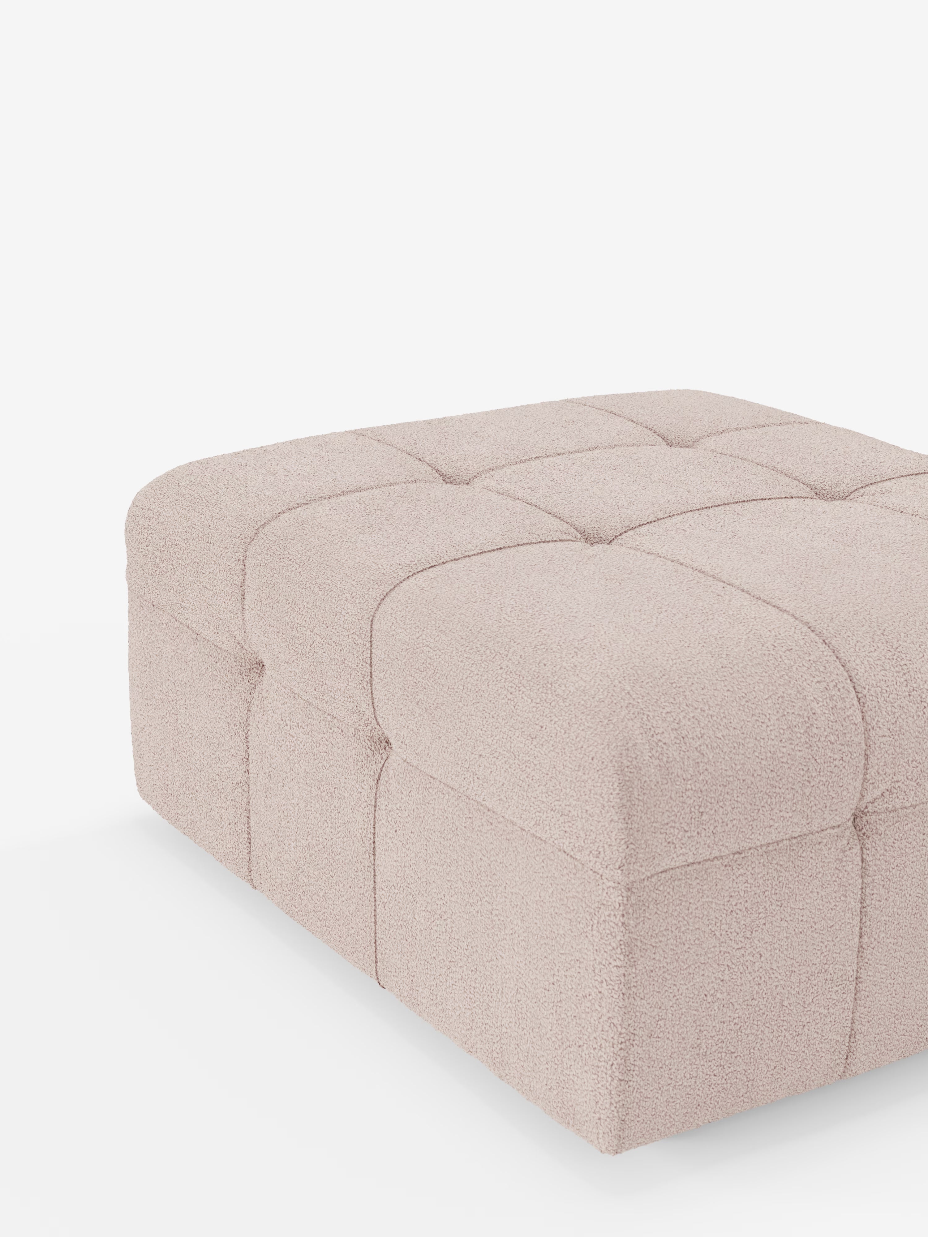 Un pouf quadrato, il modello “Mosaic” in bouclé di Divani.Store, dalle dimensioni di 96x77 cm, è rivestito in tessuto bouclé T21 beige chiaro e resistente alle macchie. Presentato su uno sfondo bianco, questo elegante complemento d’arredo presenta una superficie imbottita e trapuntata con sottili cuciture che formano un motivo a griglia ispirato al mosaico: un design che riflette l’intramontabile artigianato italiano.