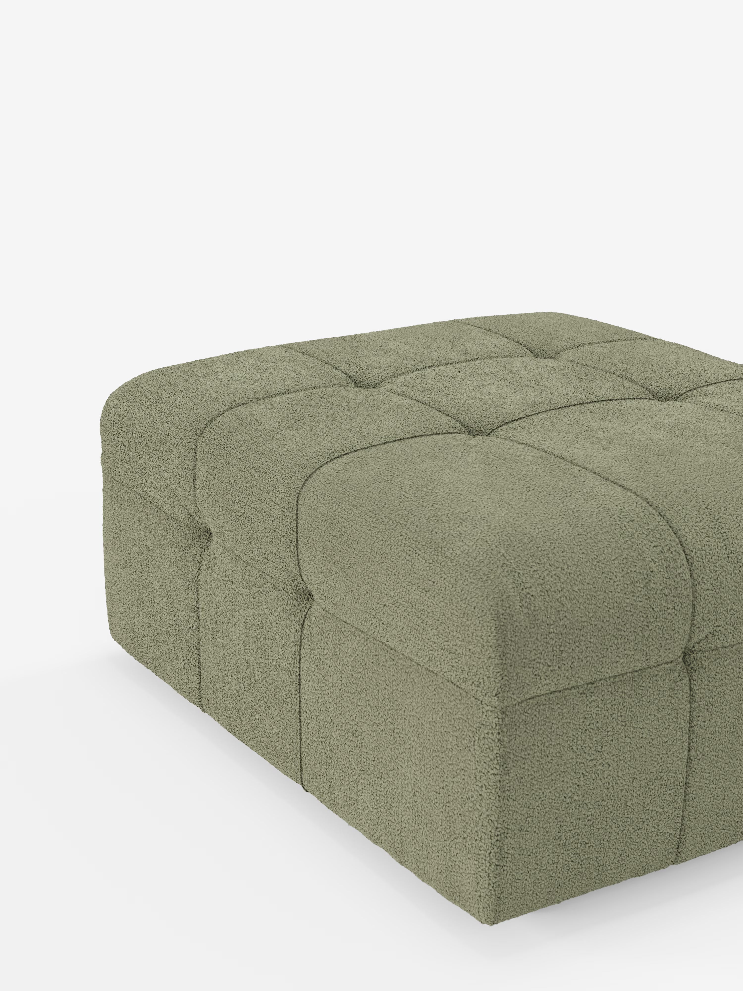 Su uno sfondo bianco è raffigurata una vista parziale del pouf e modulo Mosaic in bouclé di Divani.Store. Questo pouf quadrato, che misura 96x77 cm, è rivestito in tessuto T21 verde oliva, resistente alle macchie, dalla morbida trama bouclé. Le cuciture a vista e la trapuntatura capitonné creano bordi morbidi e sezioni ben definite, conferendo al prodotto il suo aspetto moderno ispirato al mosaico.