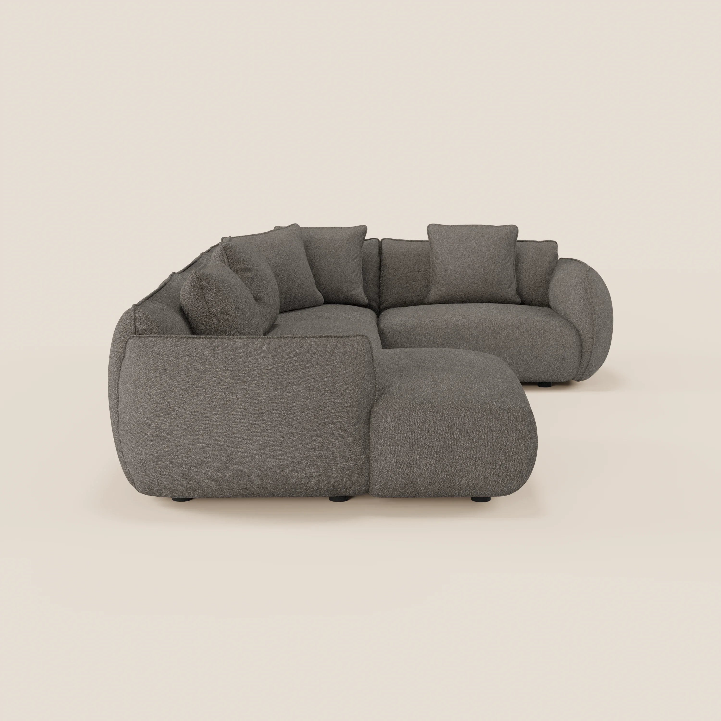 Il divano Nimbus angolare panoramico componibile di Divani.Store è un moderno divano a L con bordi arrotondati, tessuto grigio antimacchia, cuscini coordinati e penisola. Prodotto in Italia, presentato su sfondo chiaro.